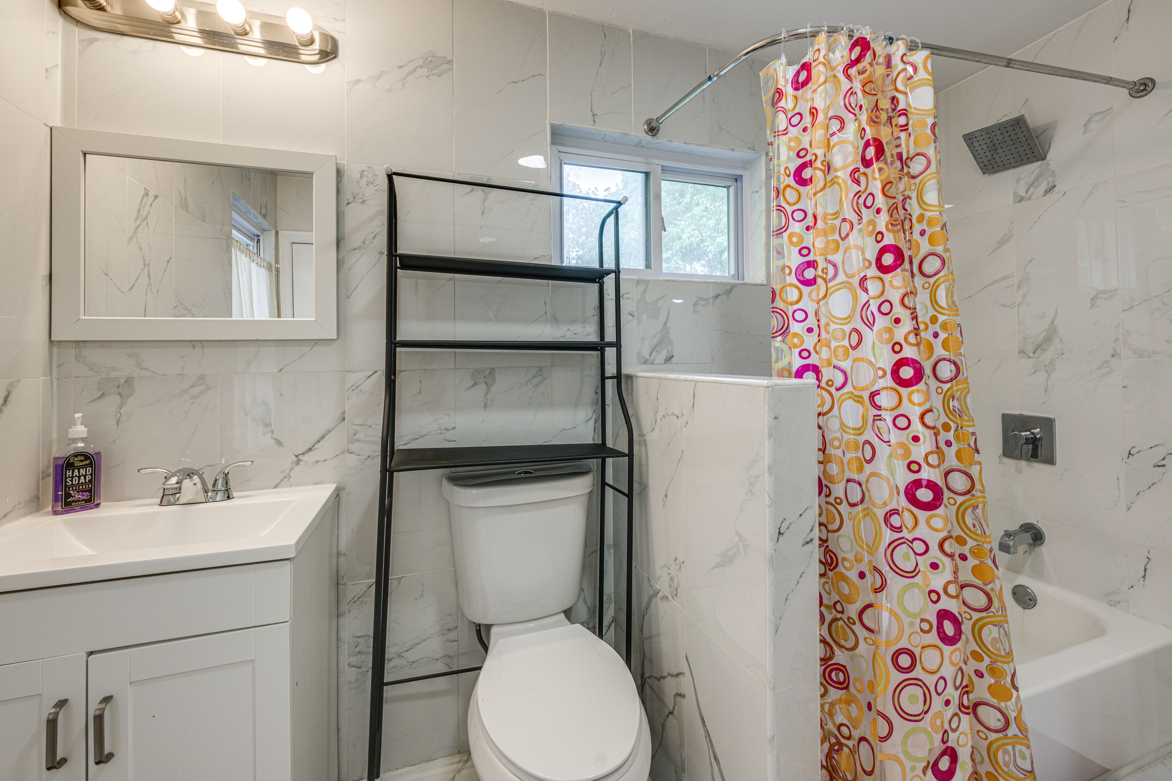 Full Bathroom | 2nd Floor | Towels Provided