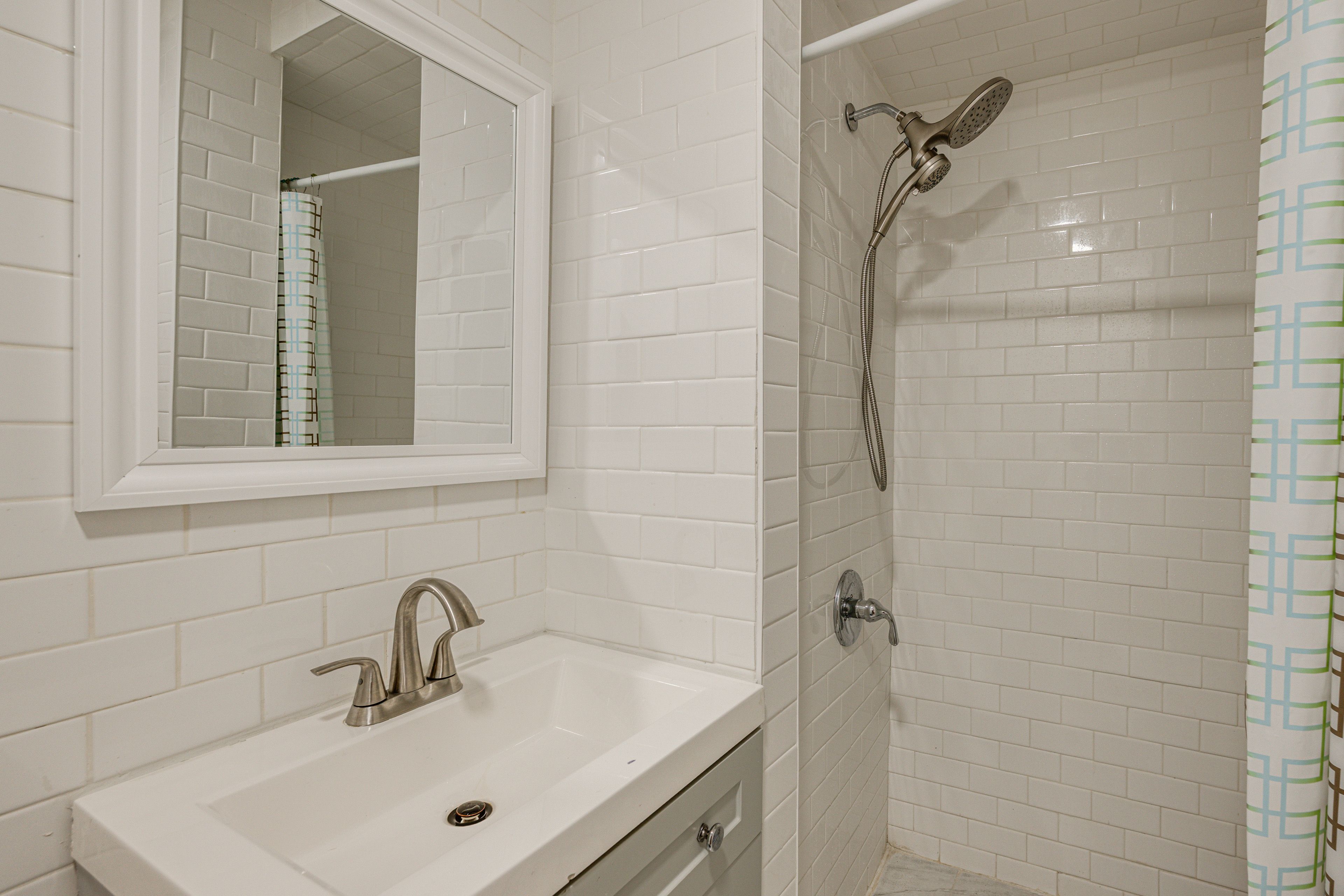 Full Bathroom | 1st Floor | Towels Provided