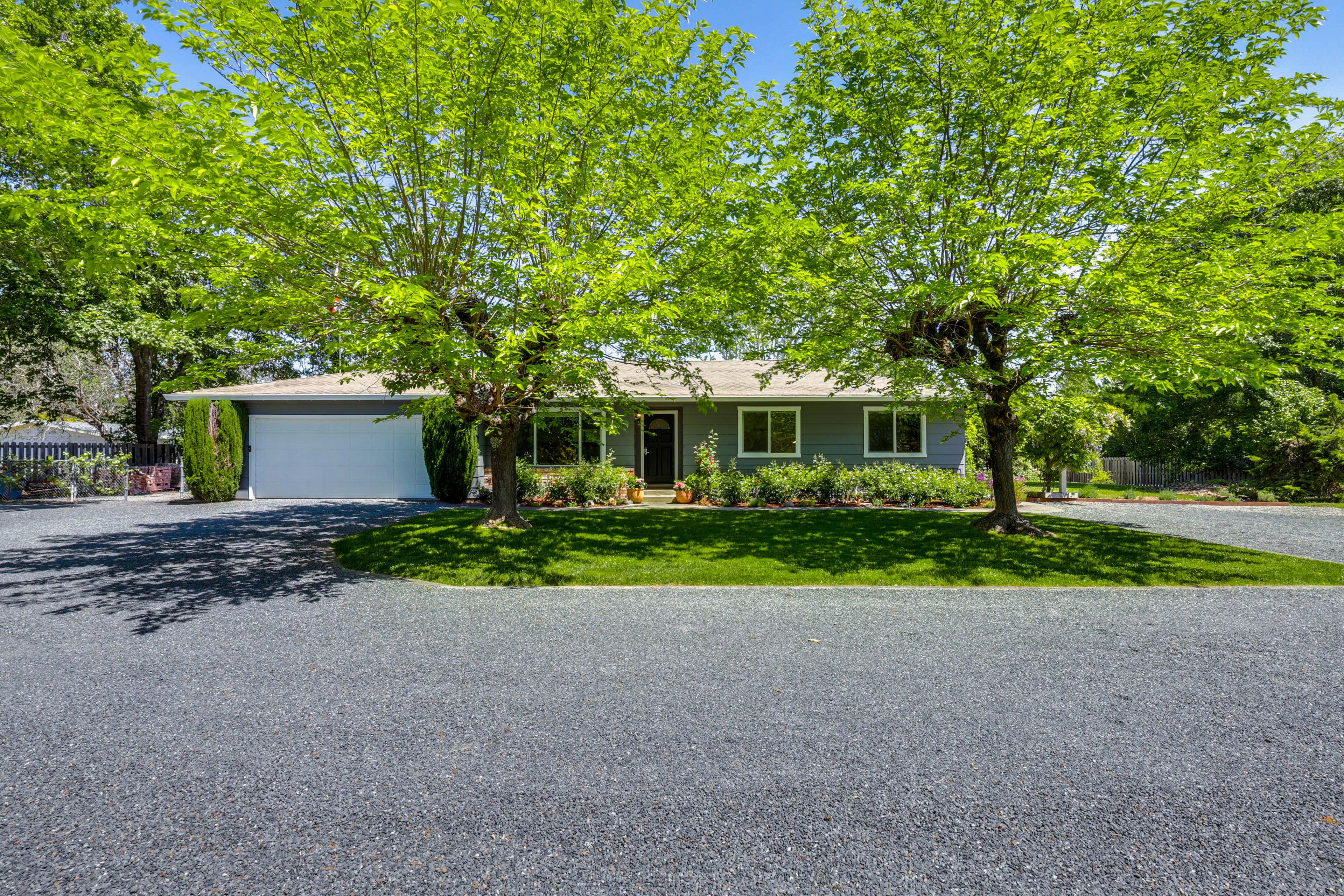 Exterior | Parking | Driveway (6 Vehicles)