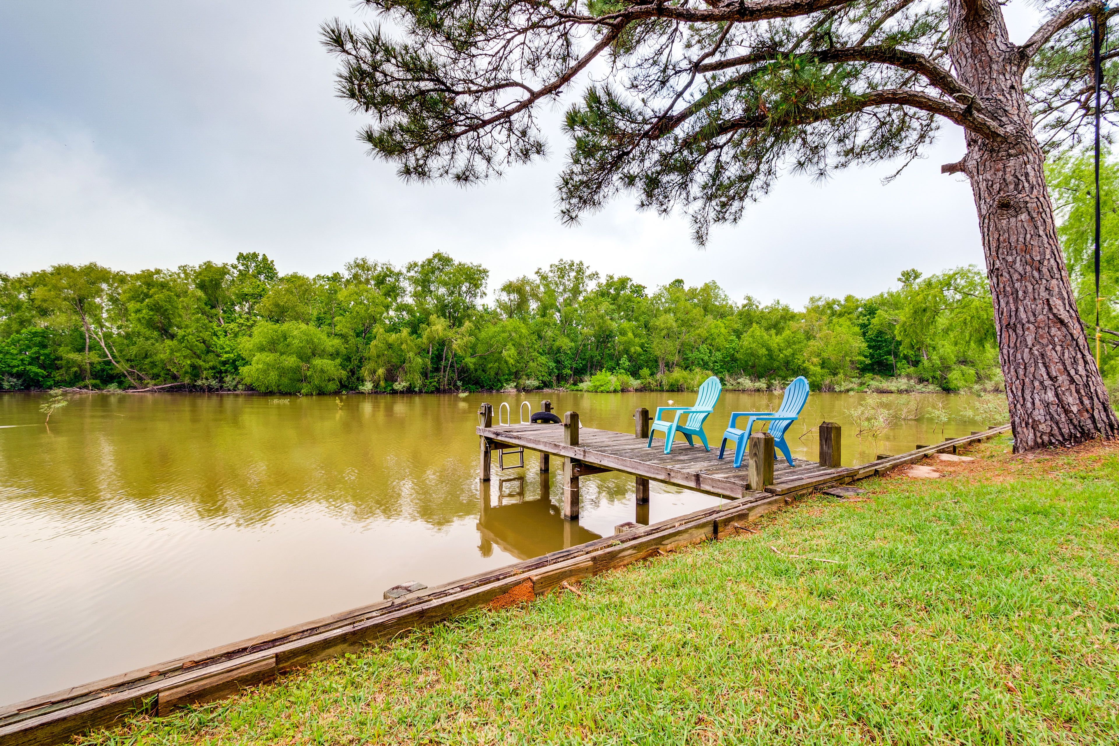Lake Livingston Access | Private Pier | Seating | Swim Ladder