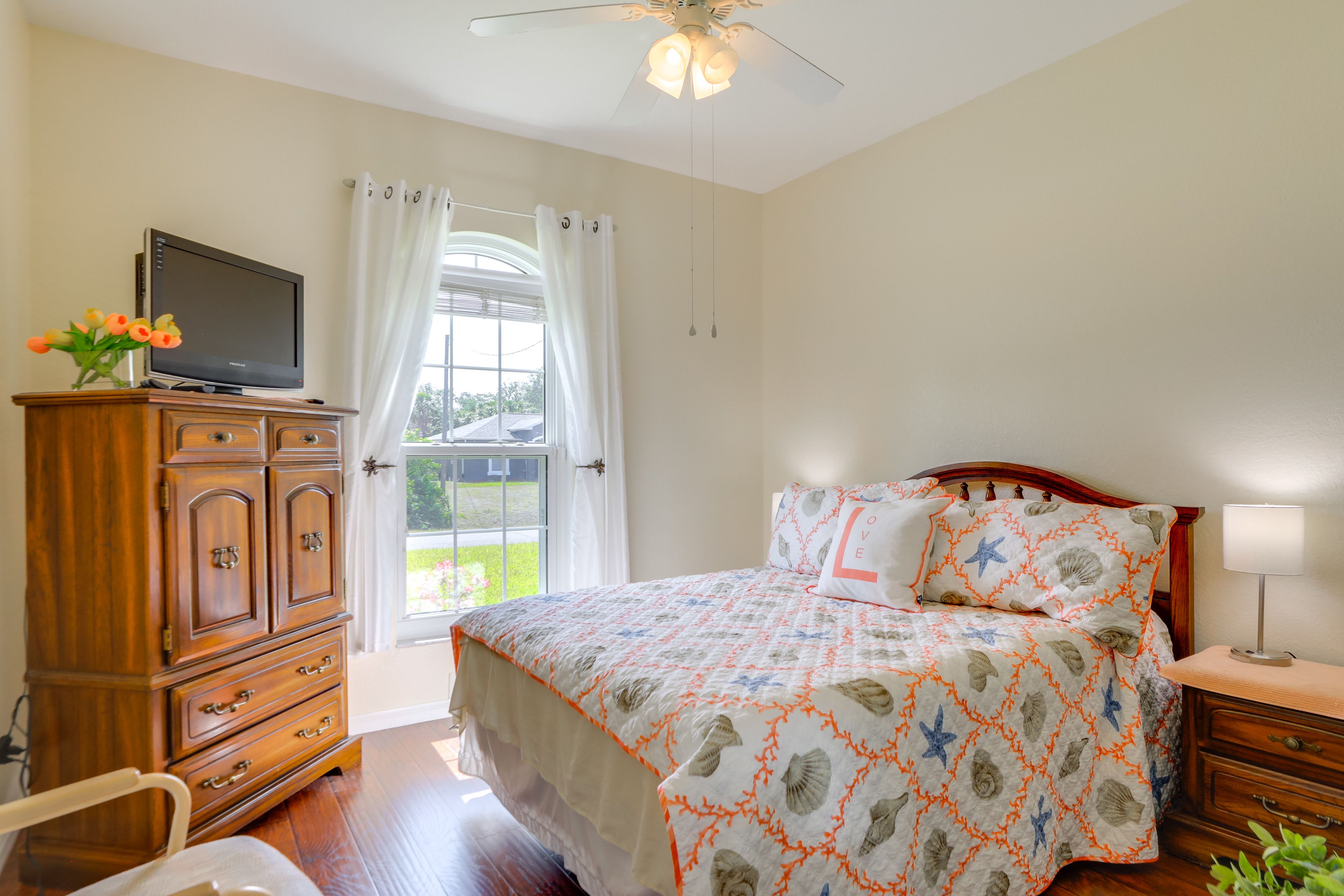 Bedroom 2 | Queen Bed | Smart TV