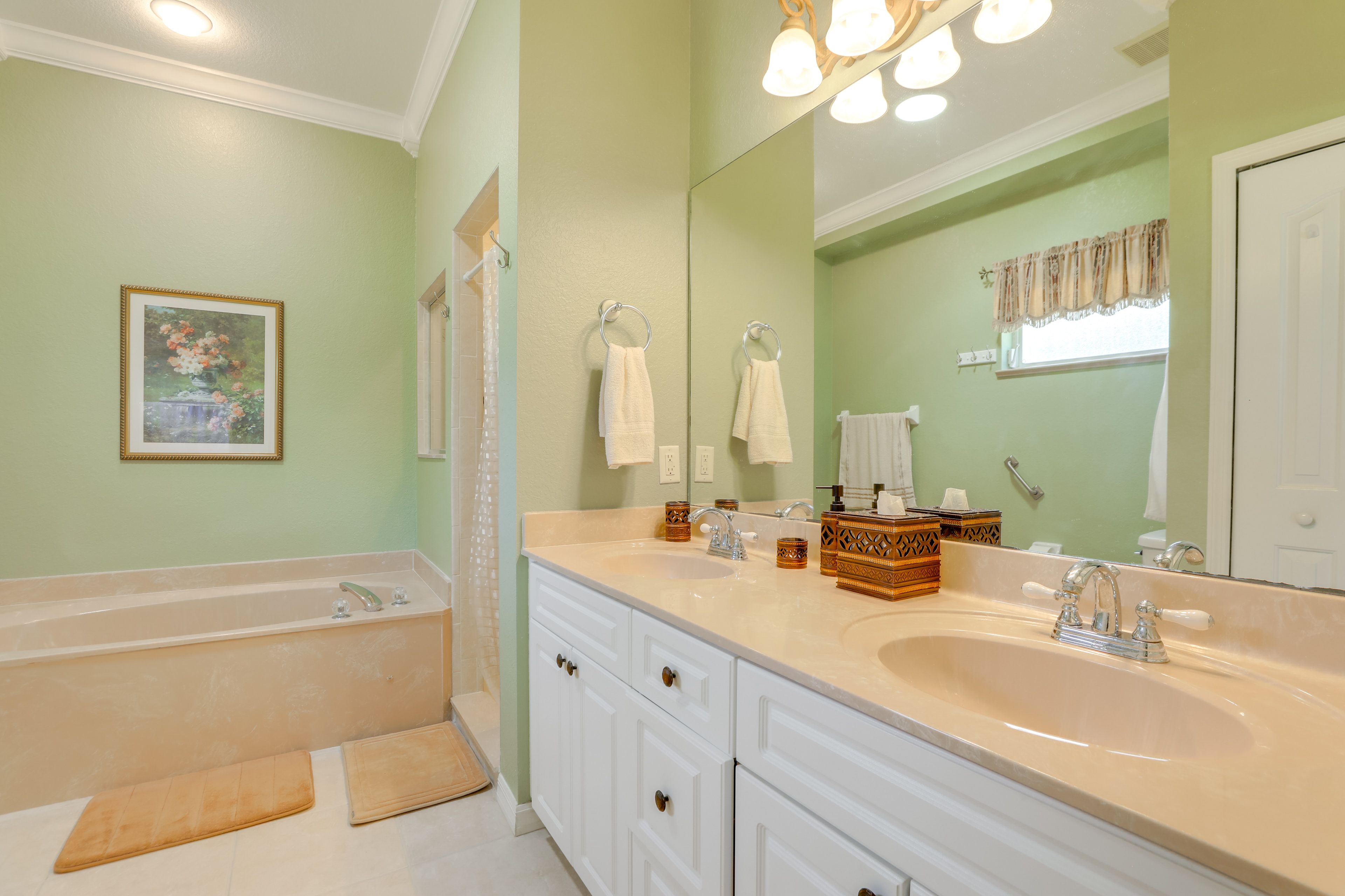 Full Bathroom | Towels Provided