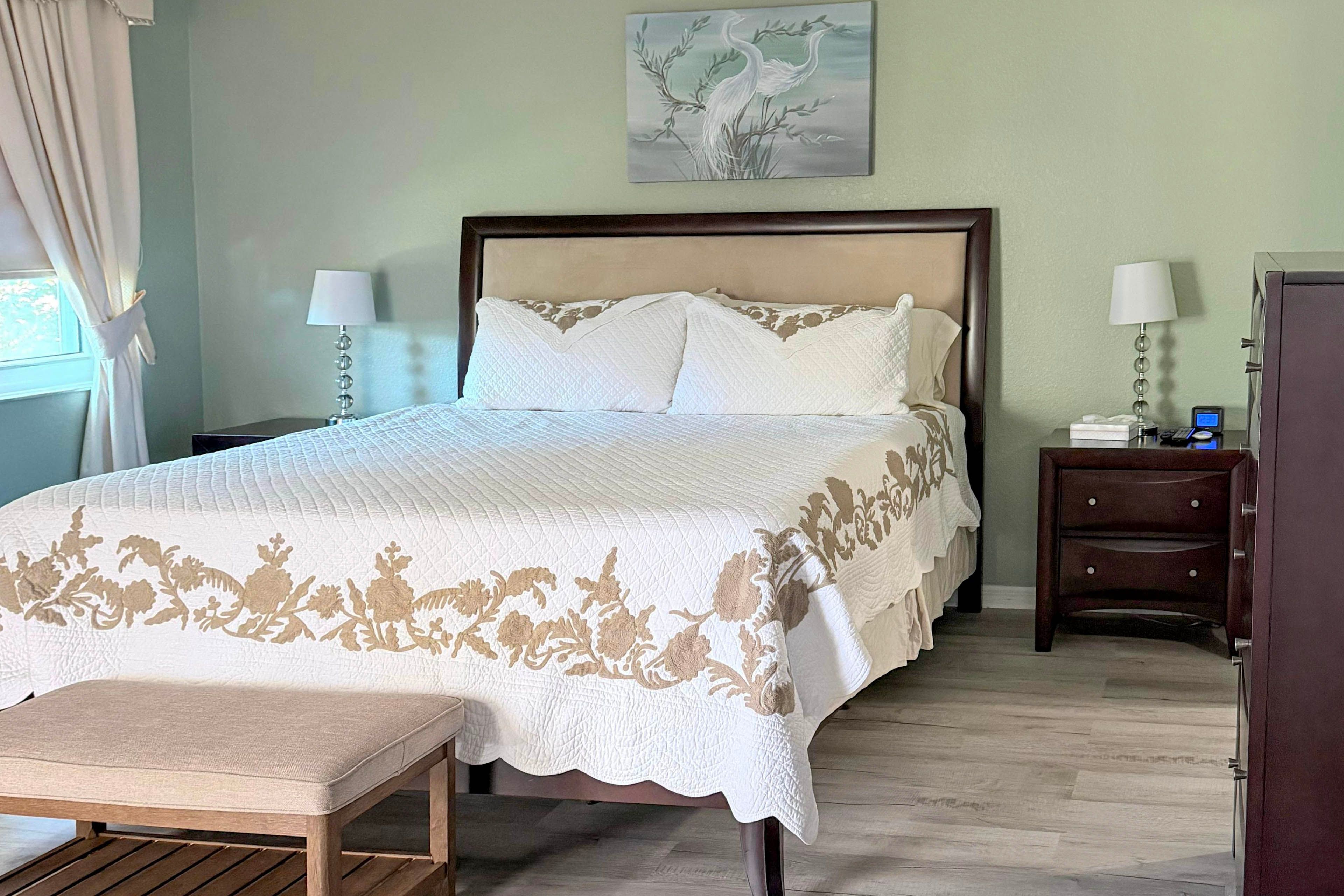 Bedroom 1 | King Bed | Smart TV