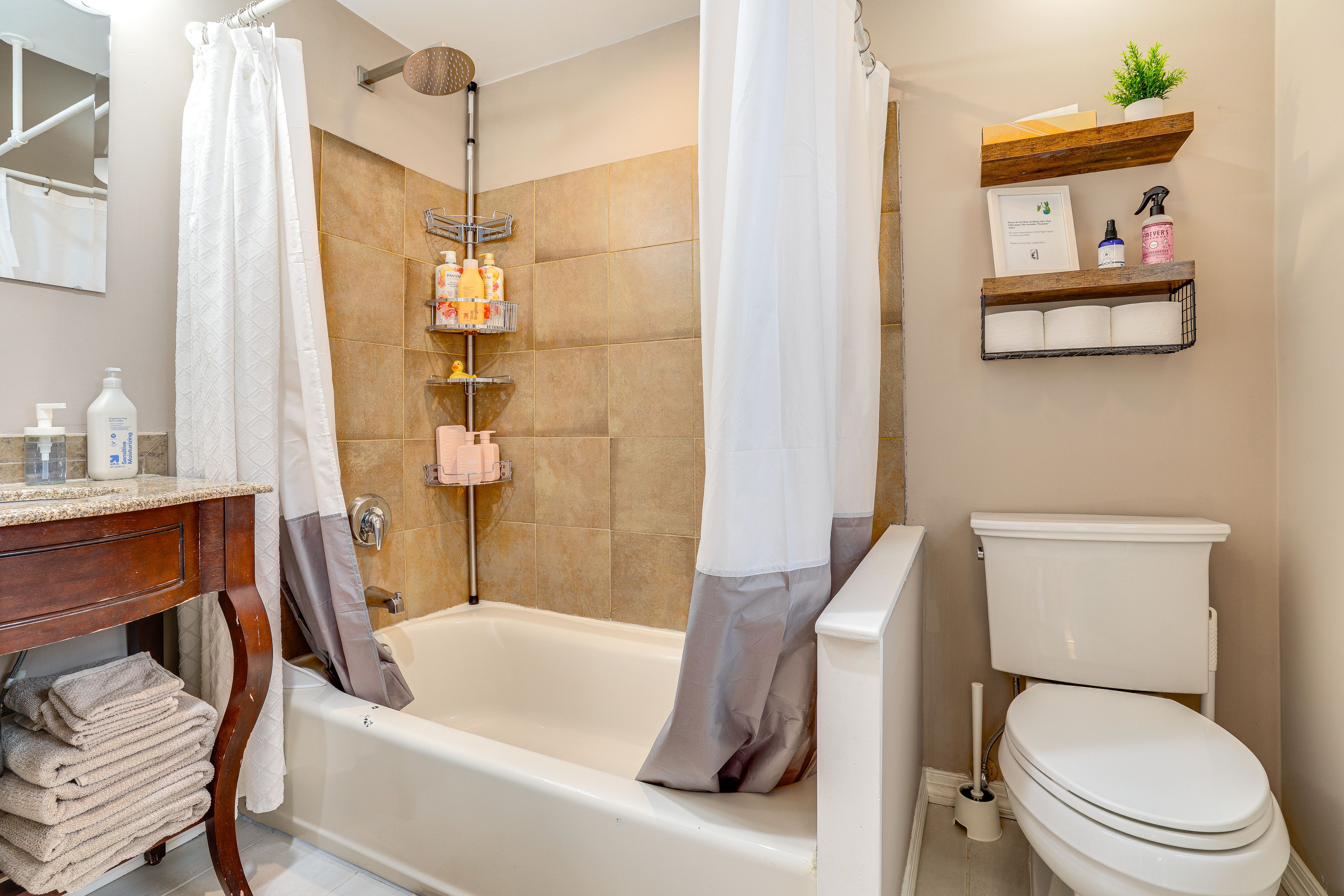 Full Bathroom | 1st Floor | Towels Provided