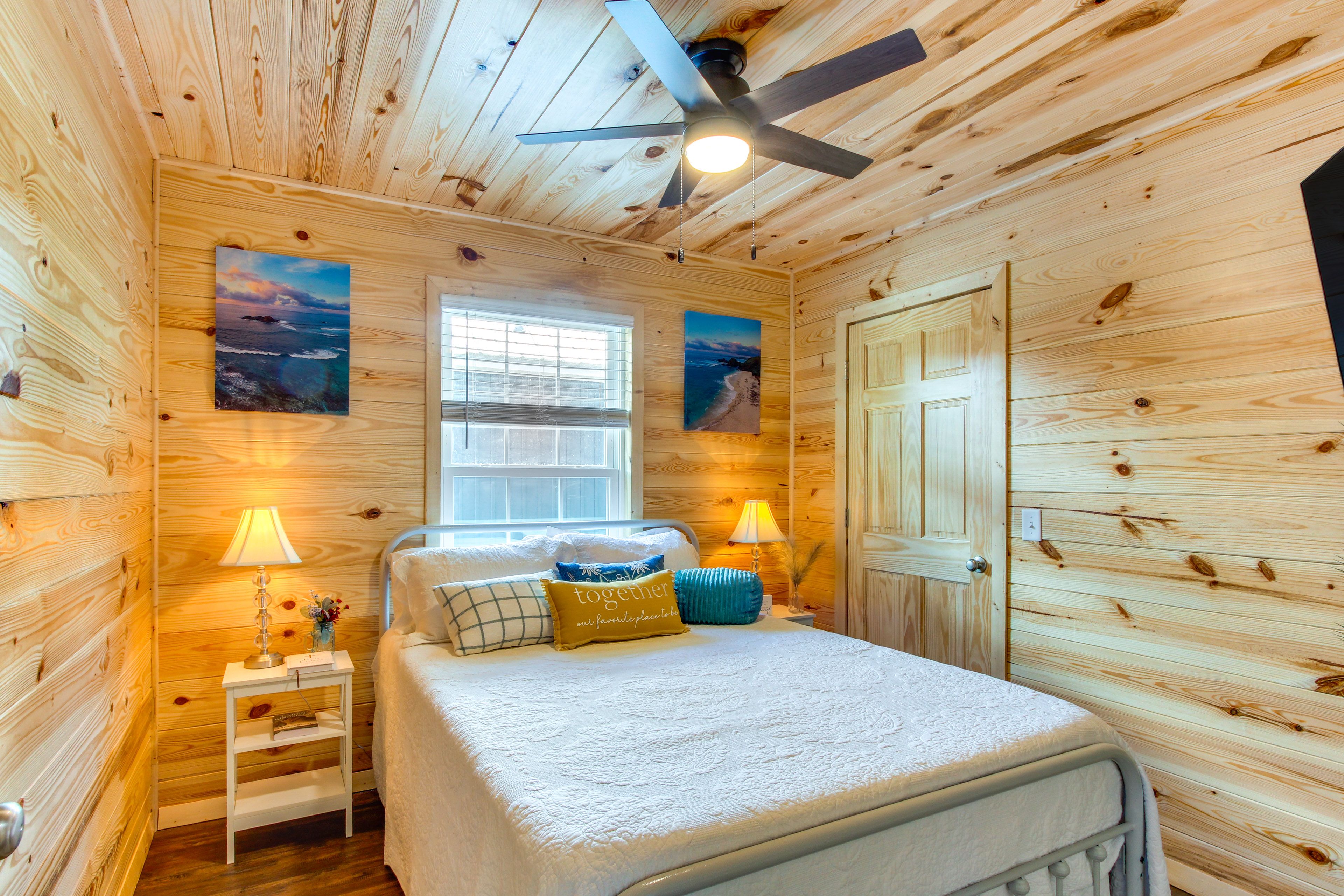 Bedroom | Queen Bed | 1st Floor | Linens Provided