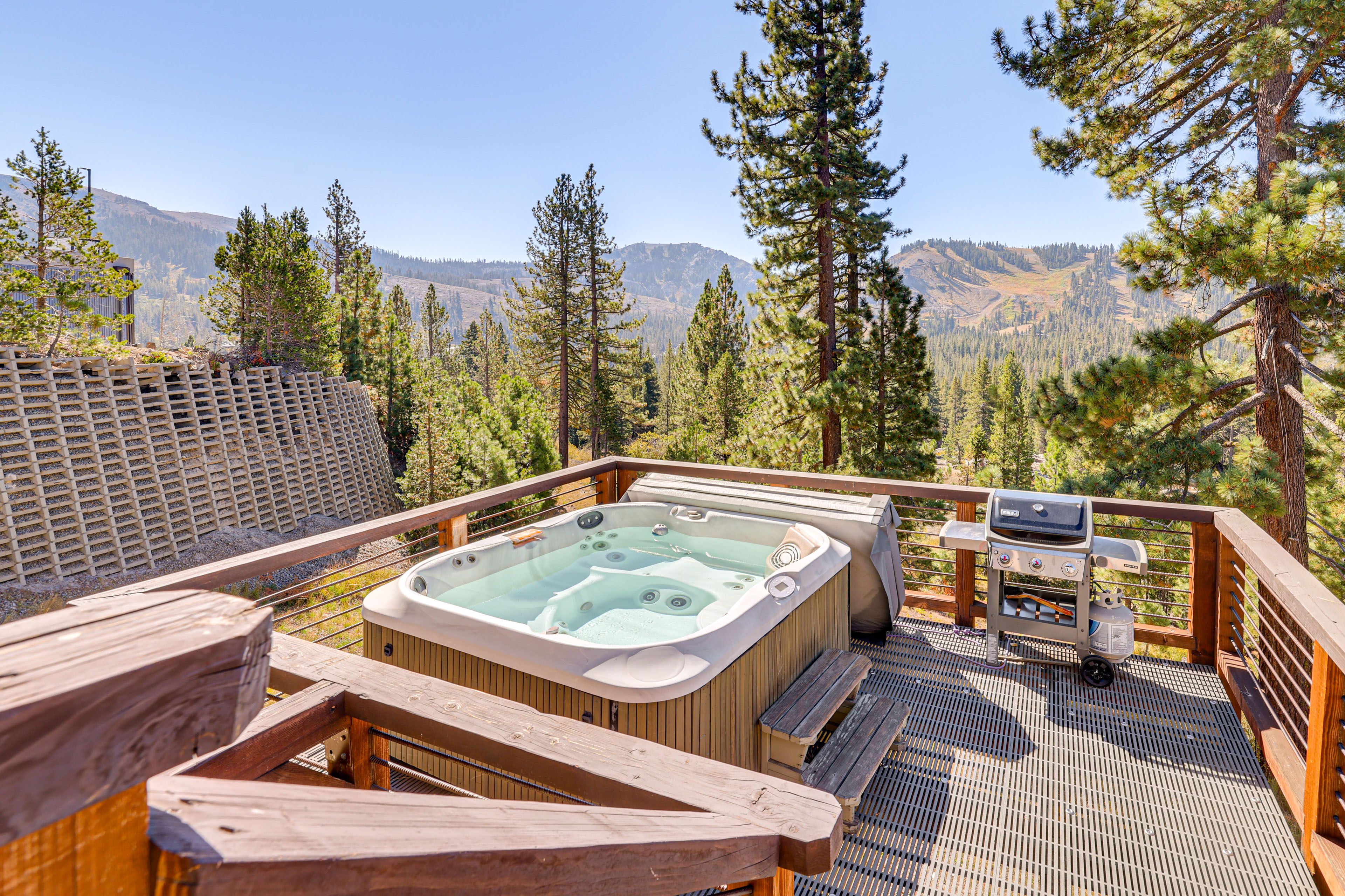 Norden Vacation Rental | 6BR | 3.5BA | 2,880 Sq Ft | 1 Step to Enter