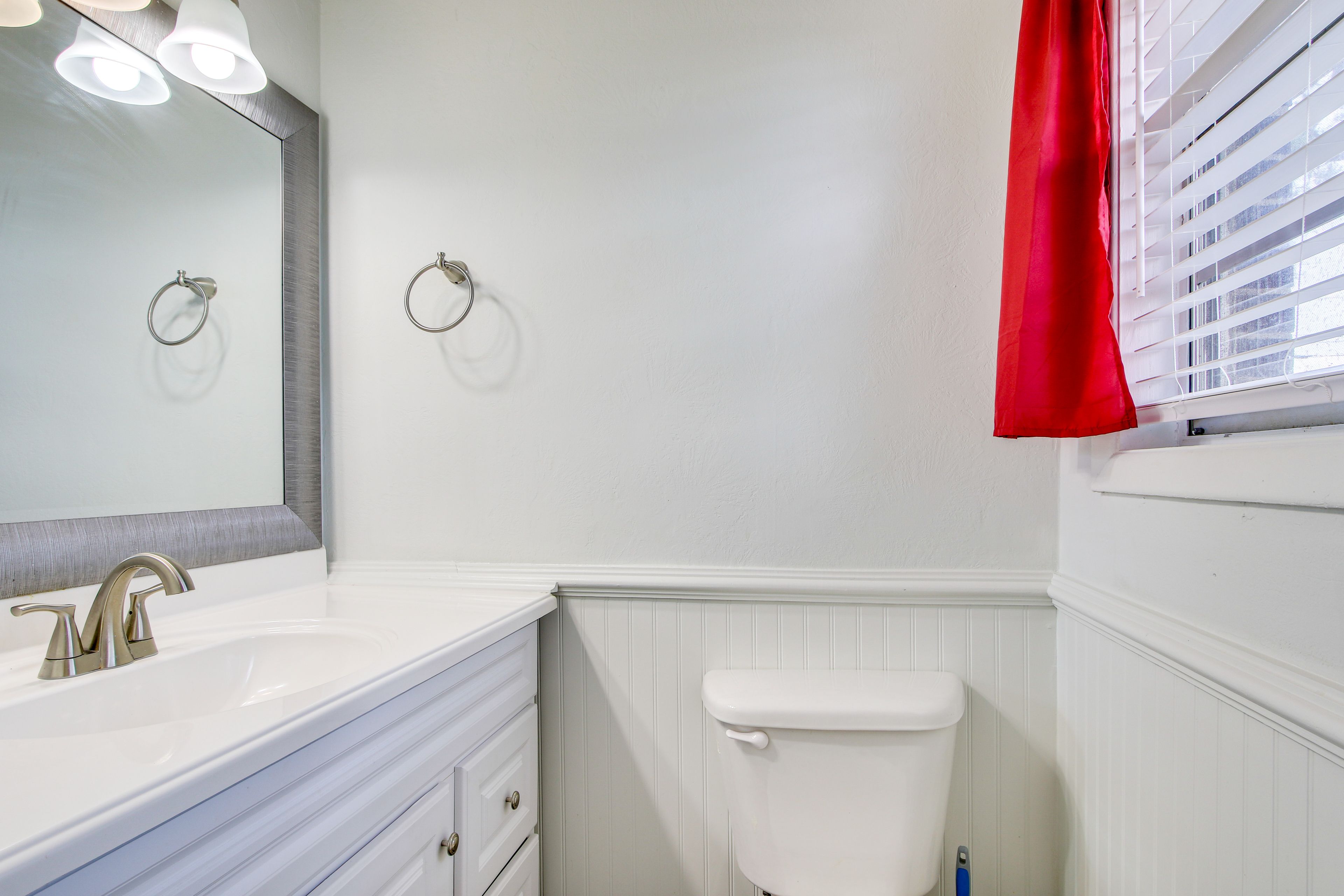 Half Bathroom | Towels Provided