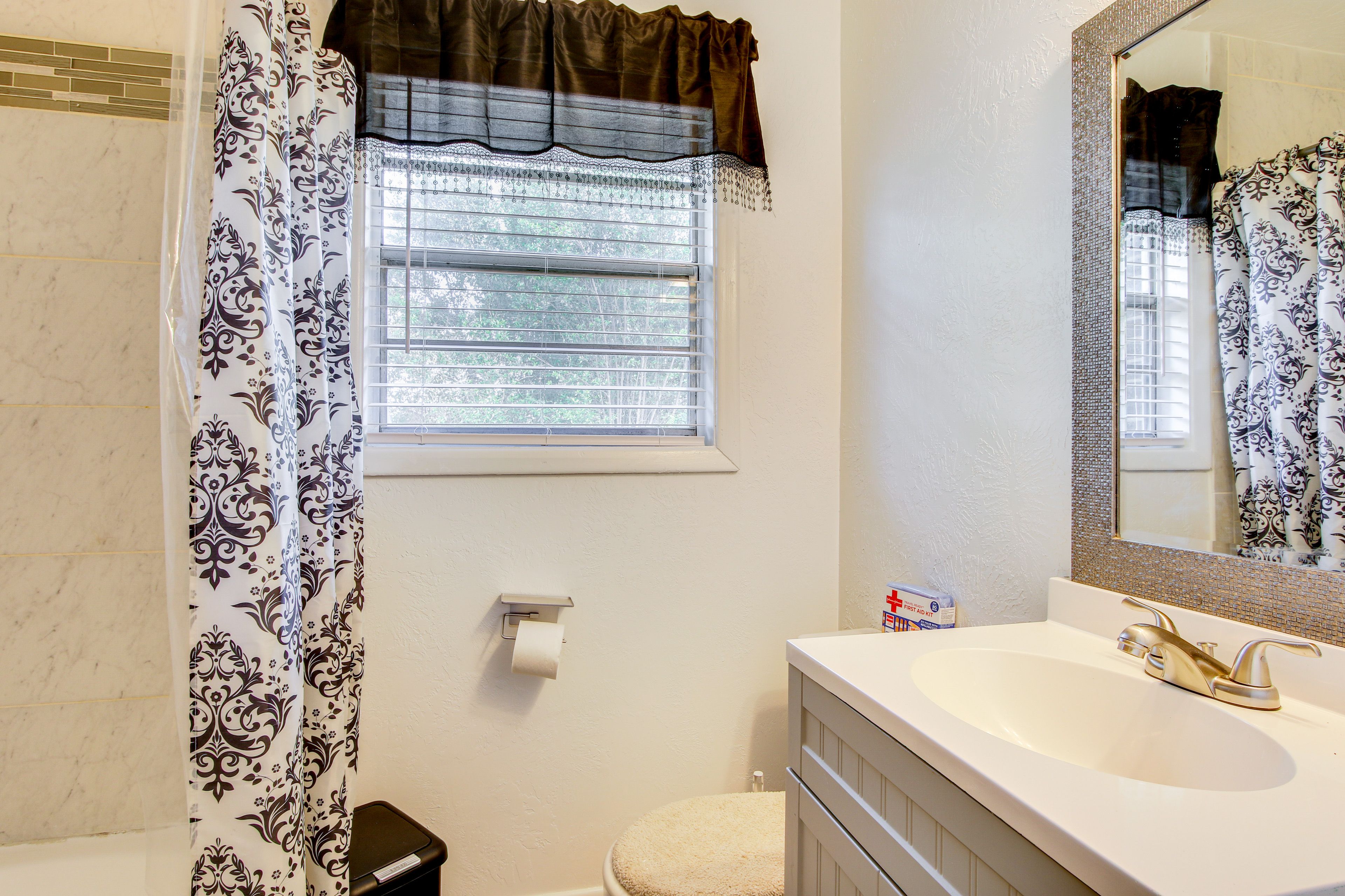 Full Bathroom | Towels Provided