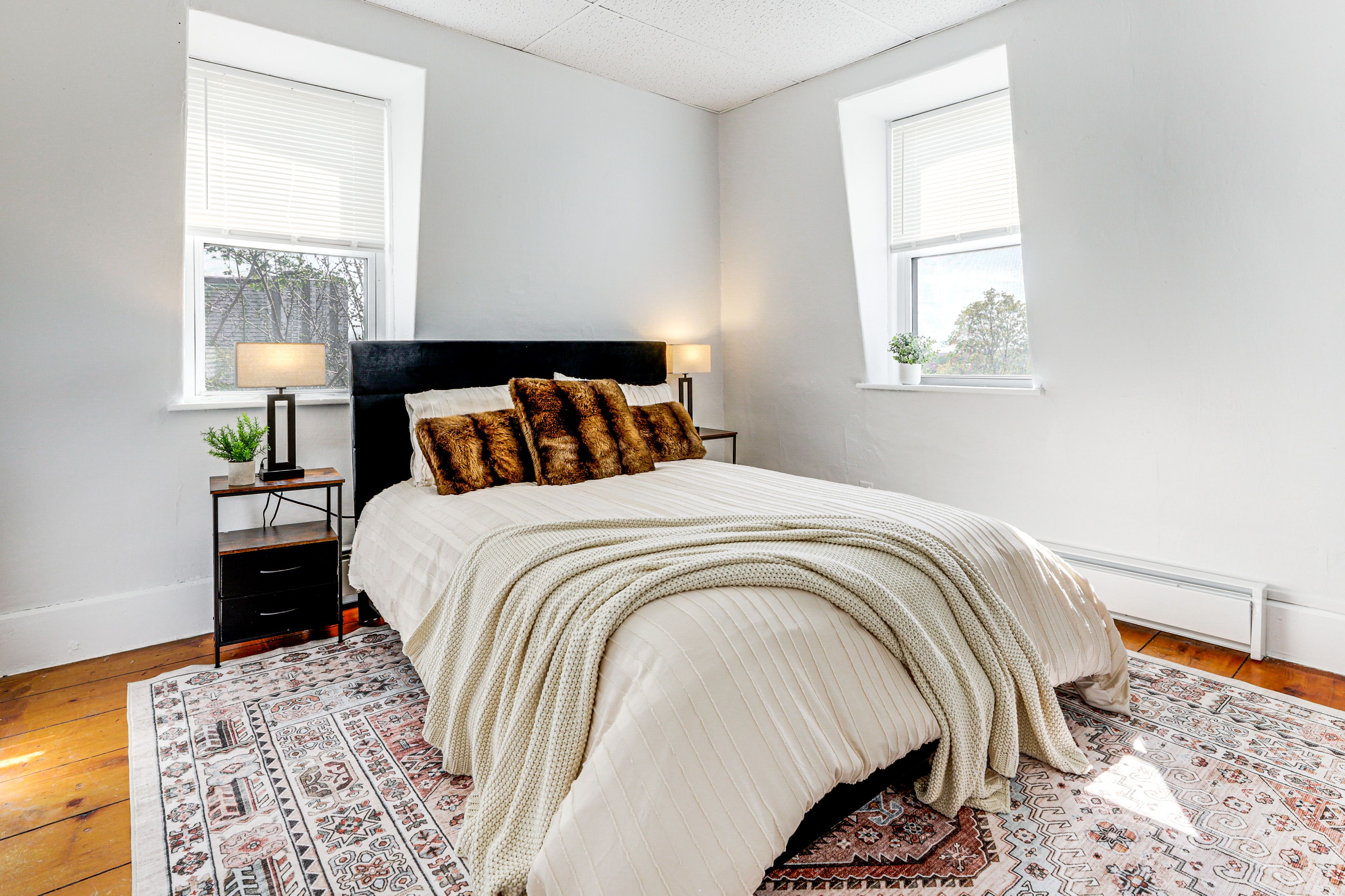 Bedroom | Queen Bed | Linens Provided
