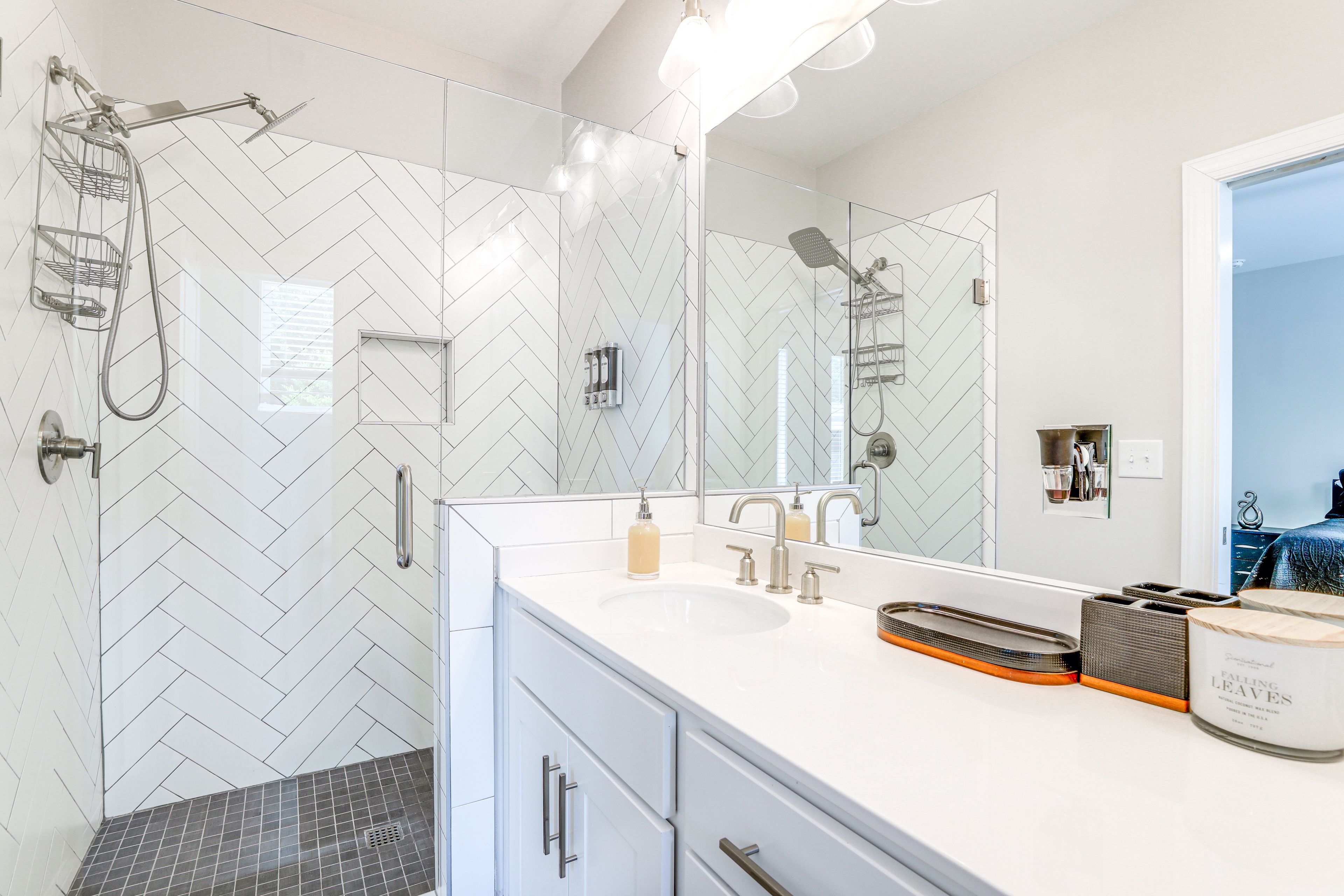 Full Bathroom | Towels Provided | 2nd Floor