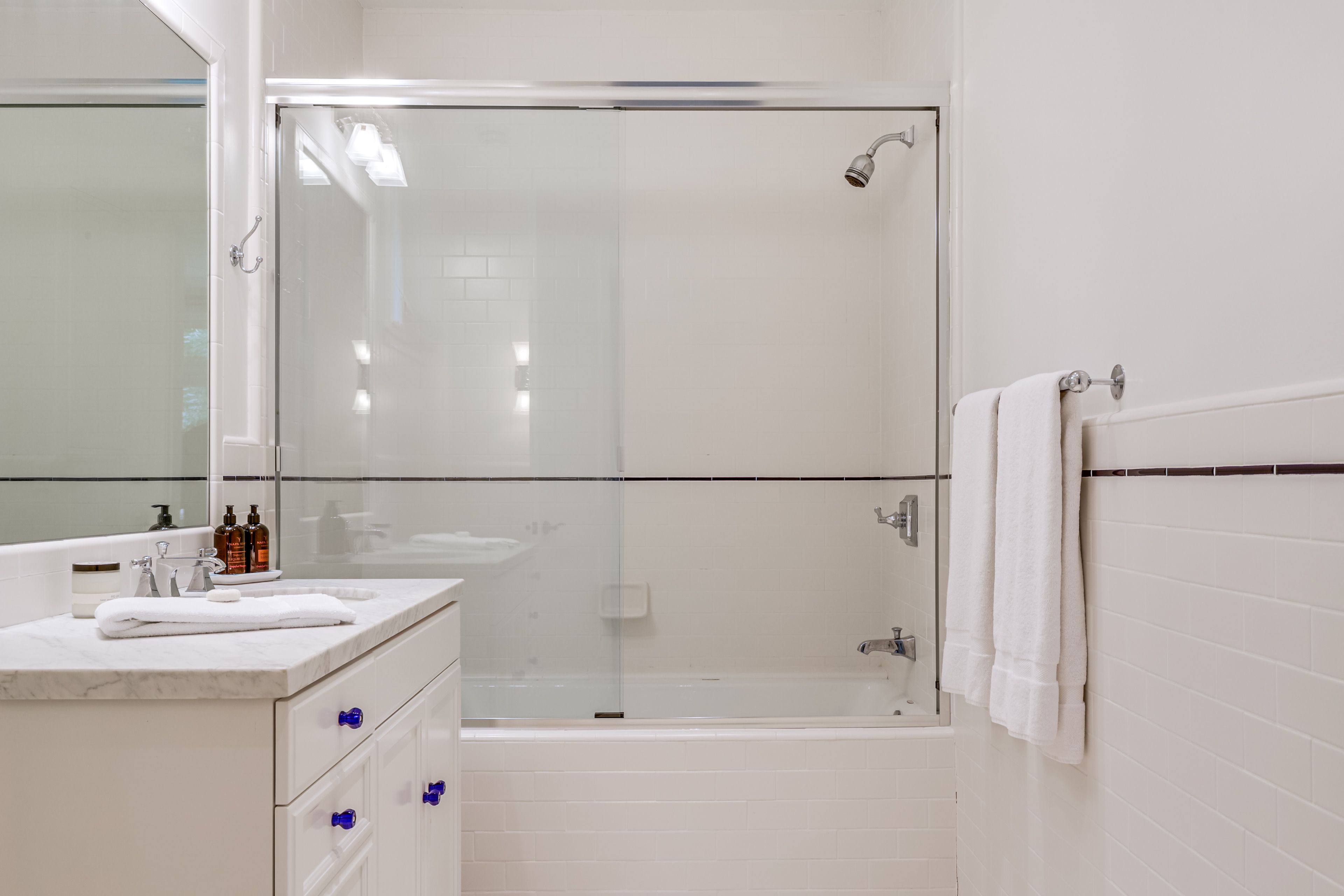 Full Bathroom | Towels Provided