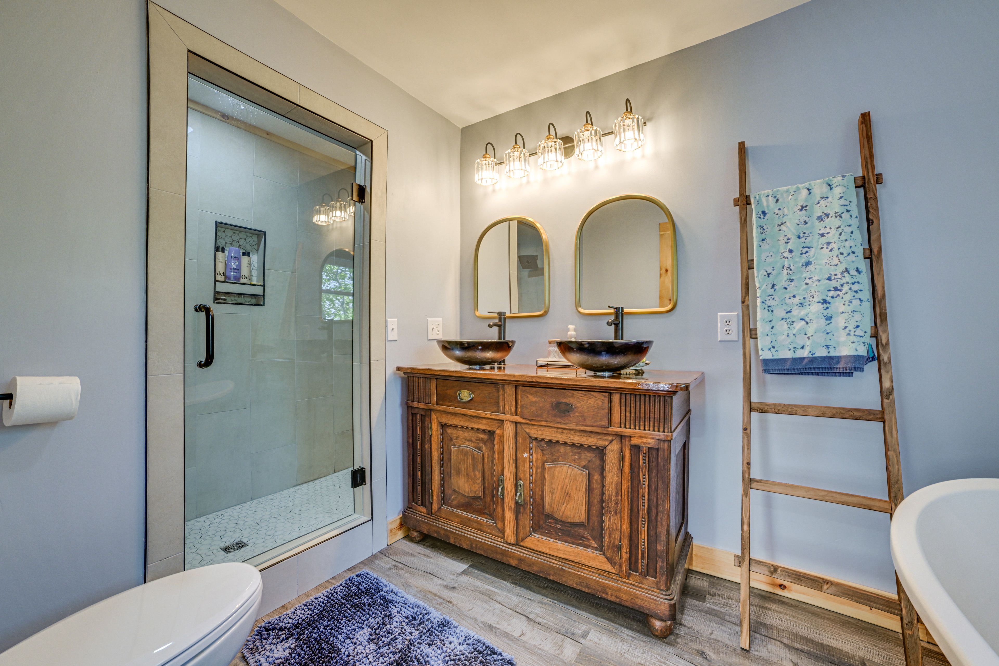 En-Suite Bathroom | Upper Level | Towels Provided | Soaking Tub