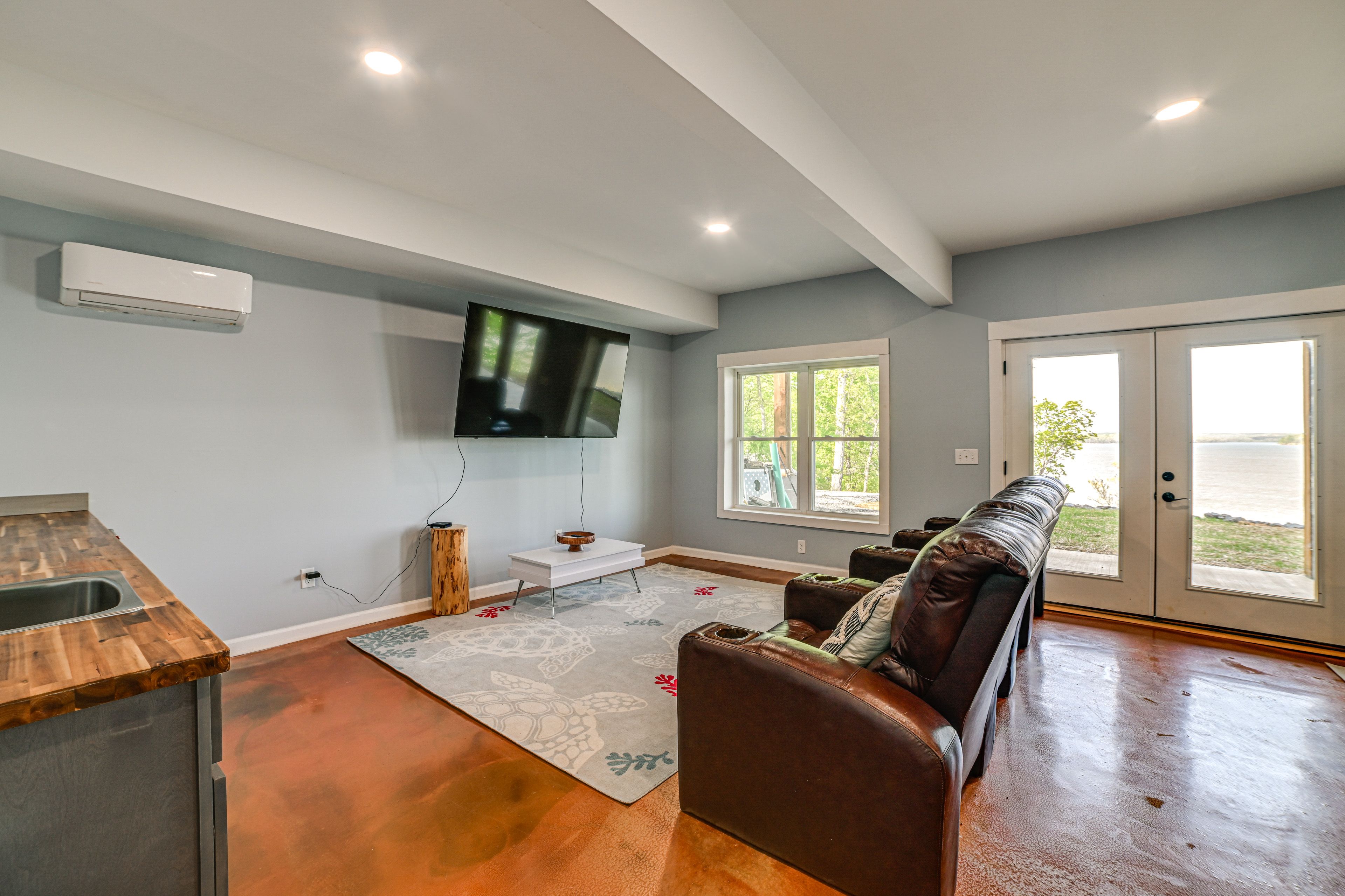 Game Room | Lower Level | Ping-Pong Table | Lake Views