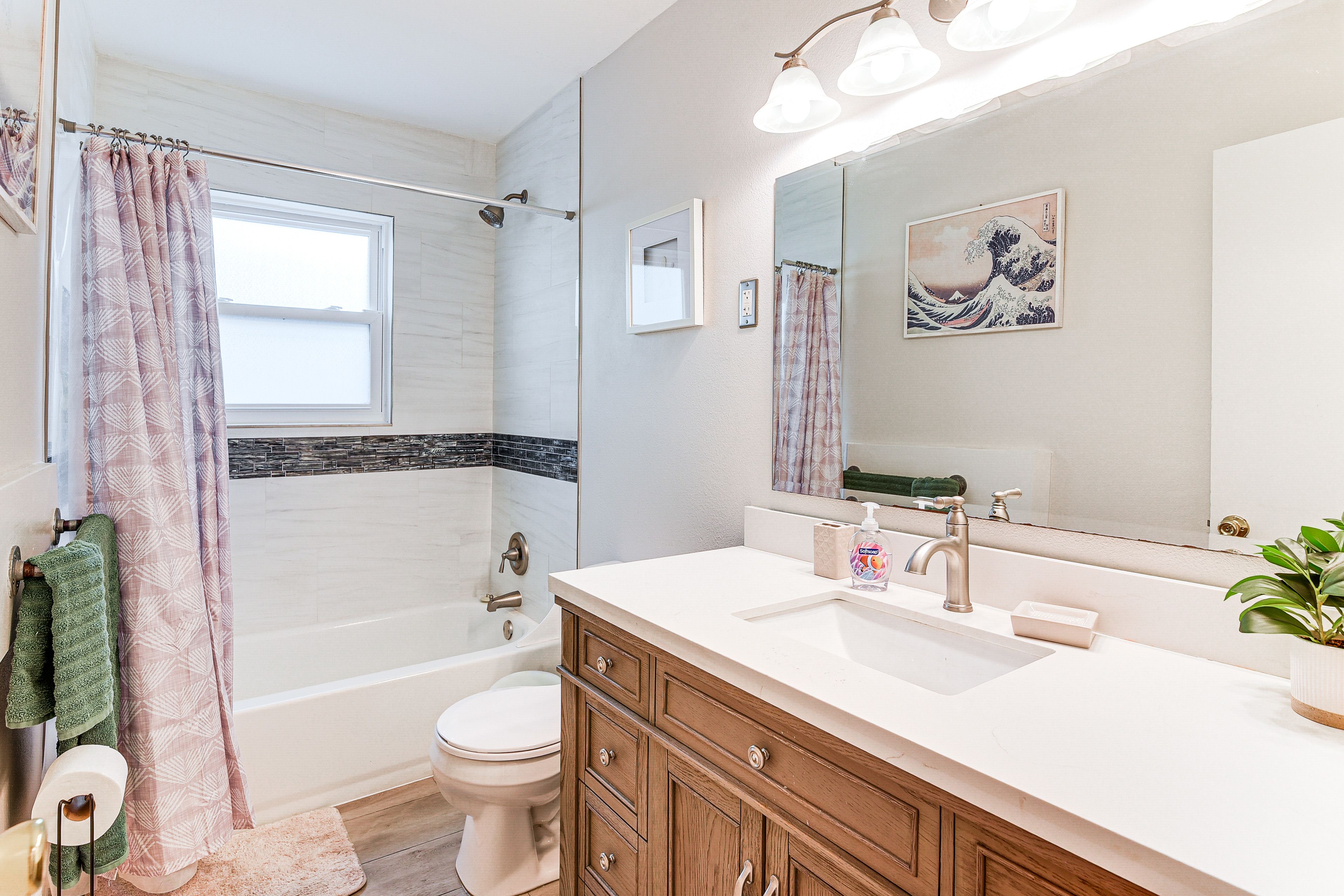 Full Bathroom | Towels Provided
