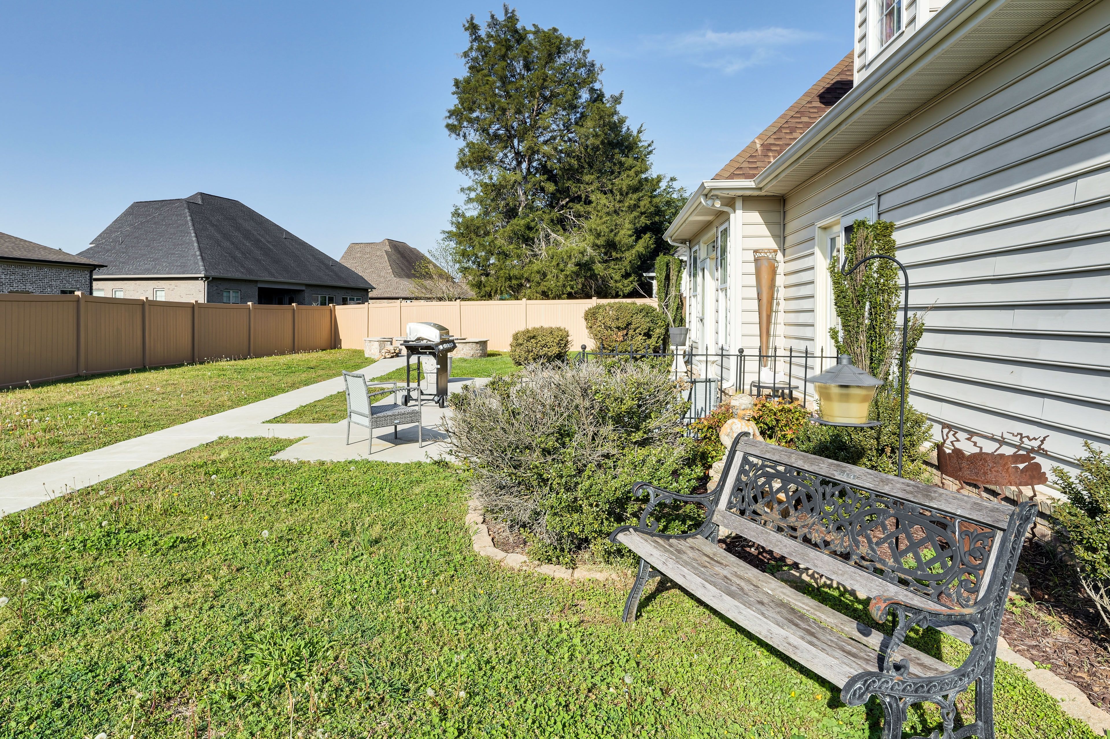 Fenced Yard | Patio | Gas Grill | Fire Pit | 2 Kayaks