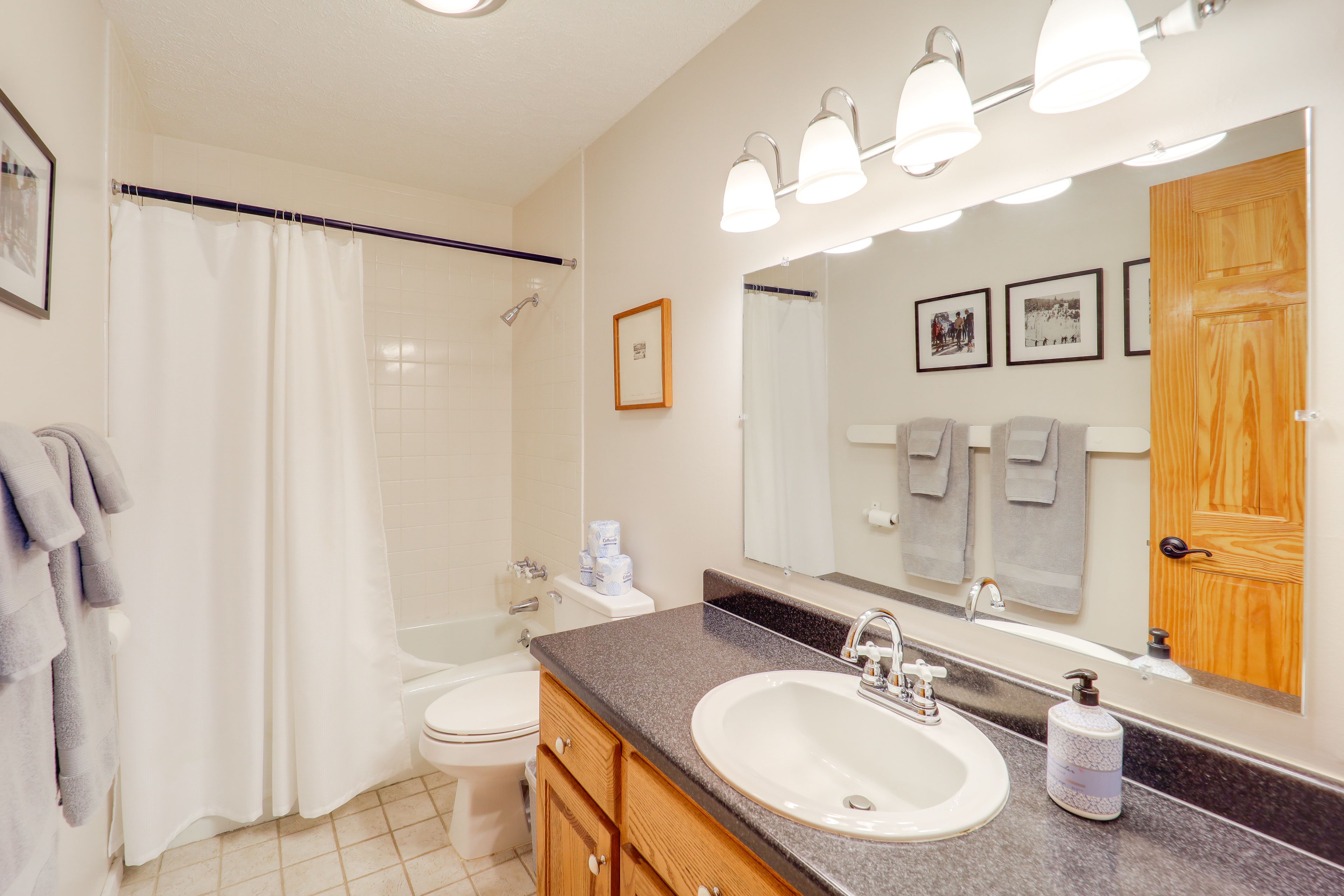 Full Bath | 2nd Floor