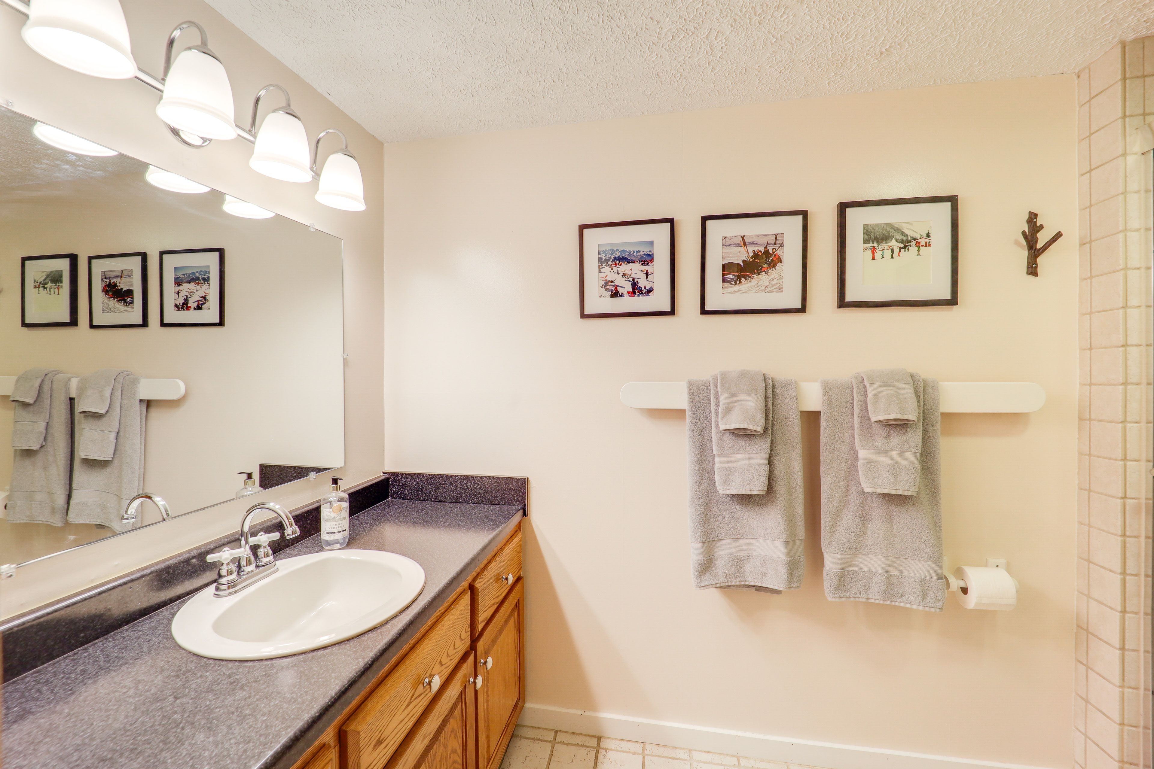 Full Bath | Towels | Hair Dryer | 1st Floor