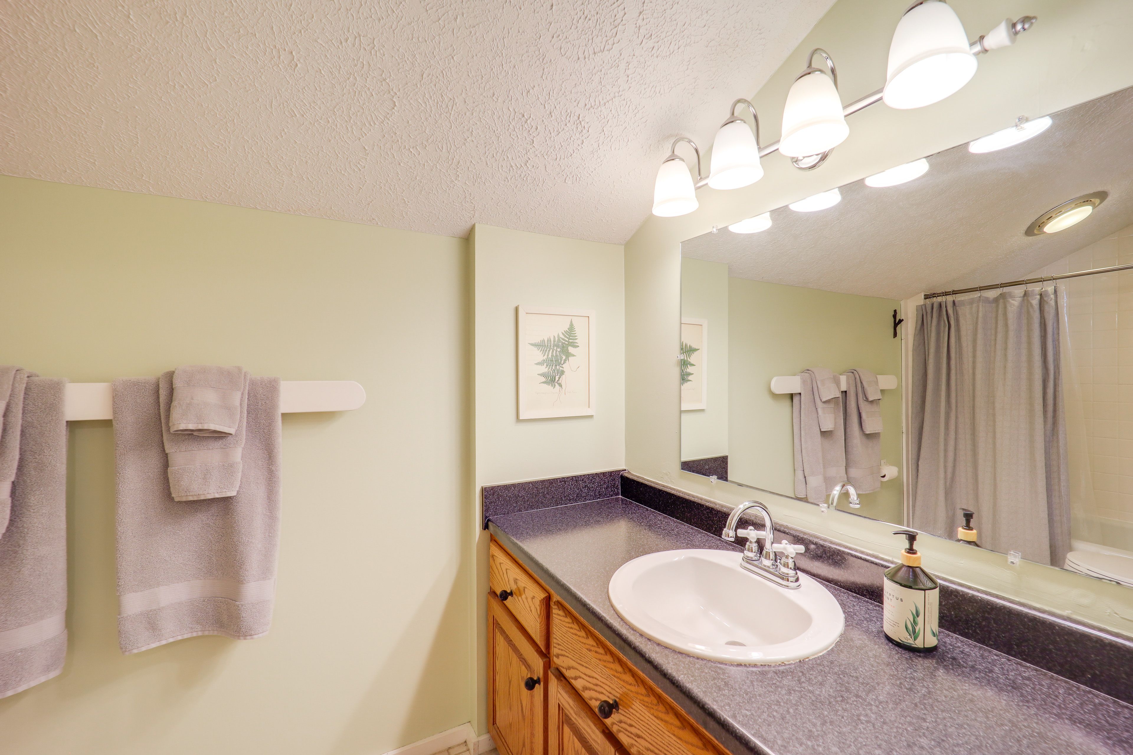 Full Bath | 2nd Floor