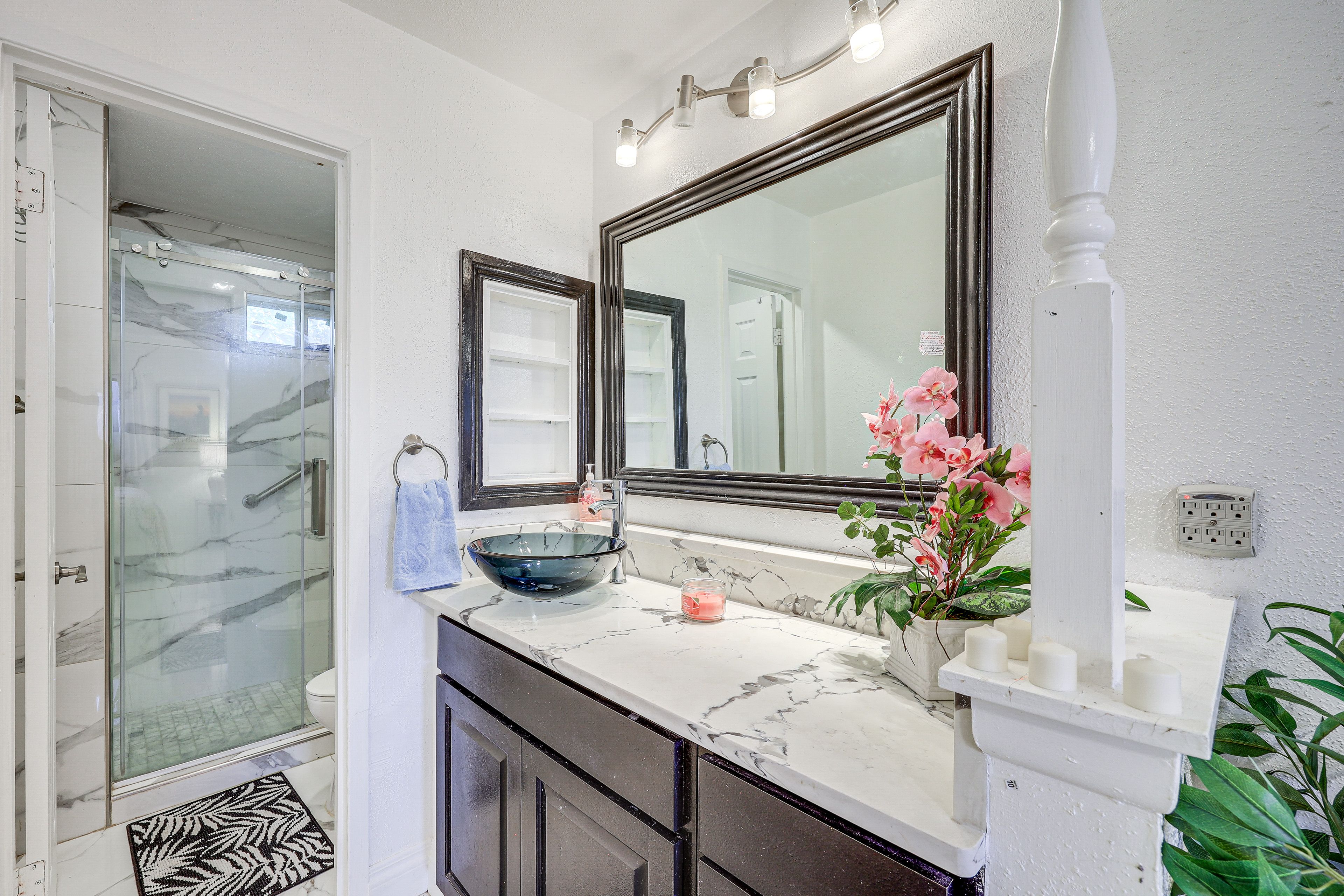 Full Bathroom | Towels Provided
