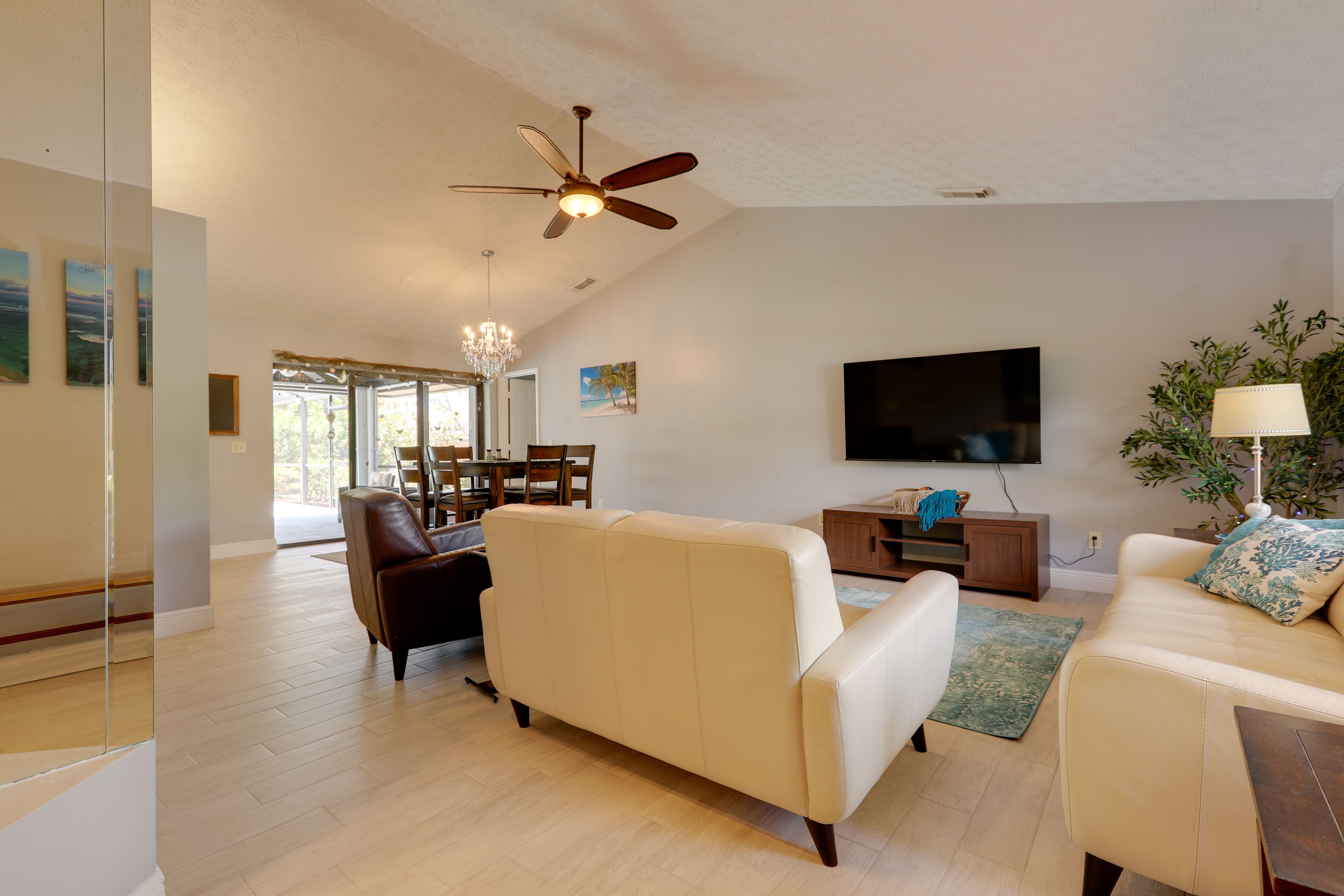 Living Room | Flat-Screen TV | Central Heating & A/C | Free WiFi