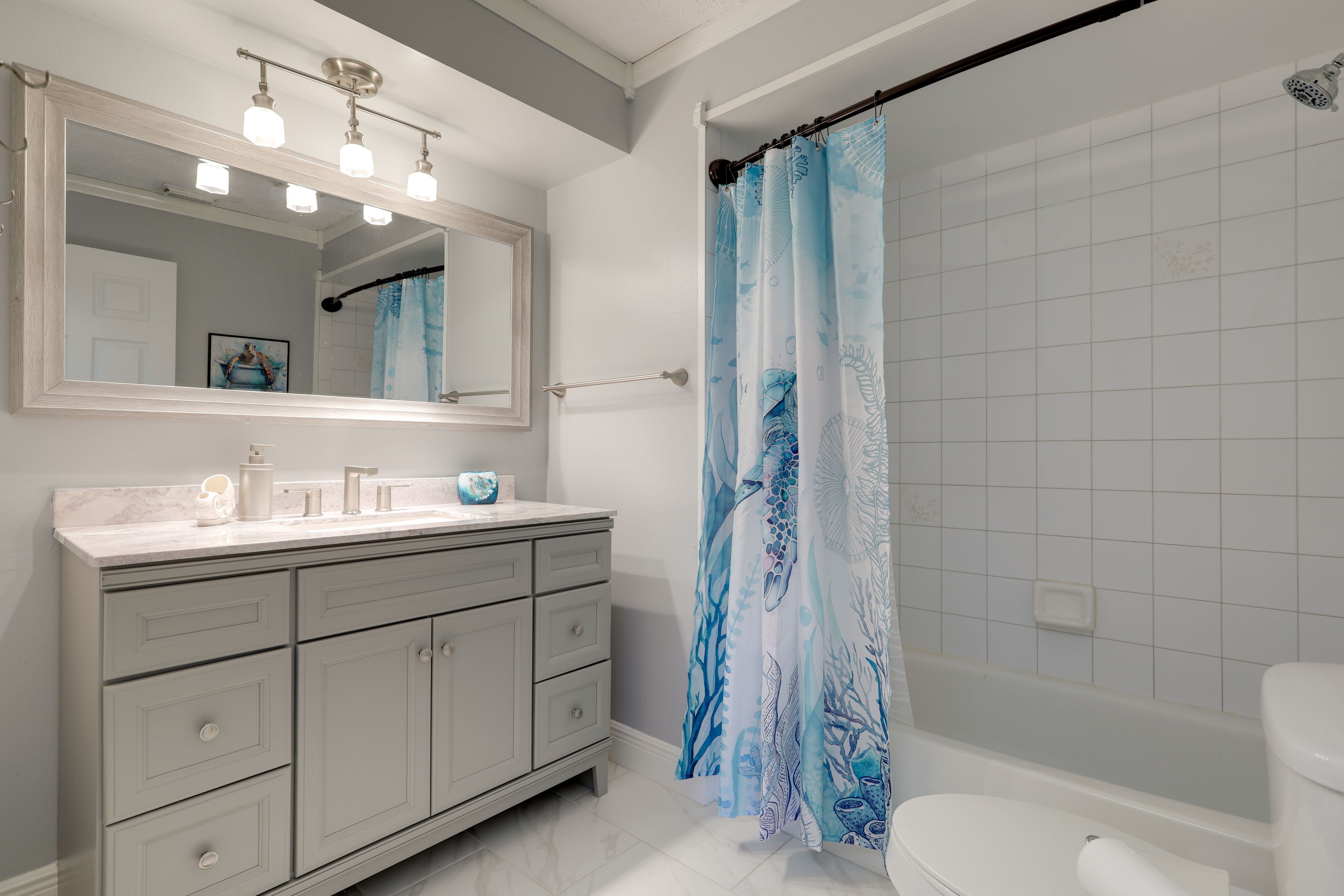 Full Bathroom | Towels Provided | Complimentary Toiletries