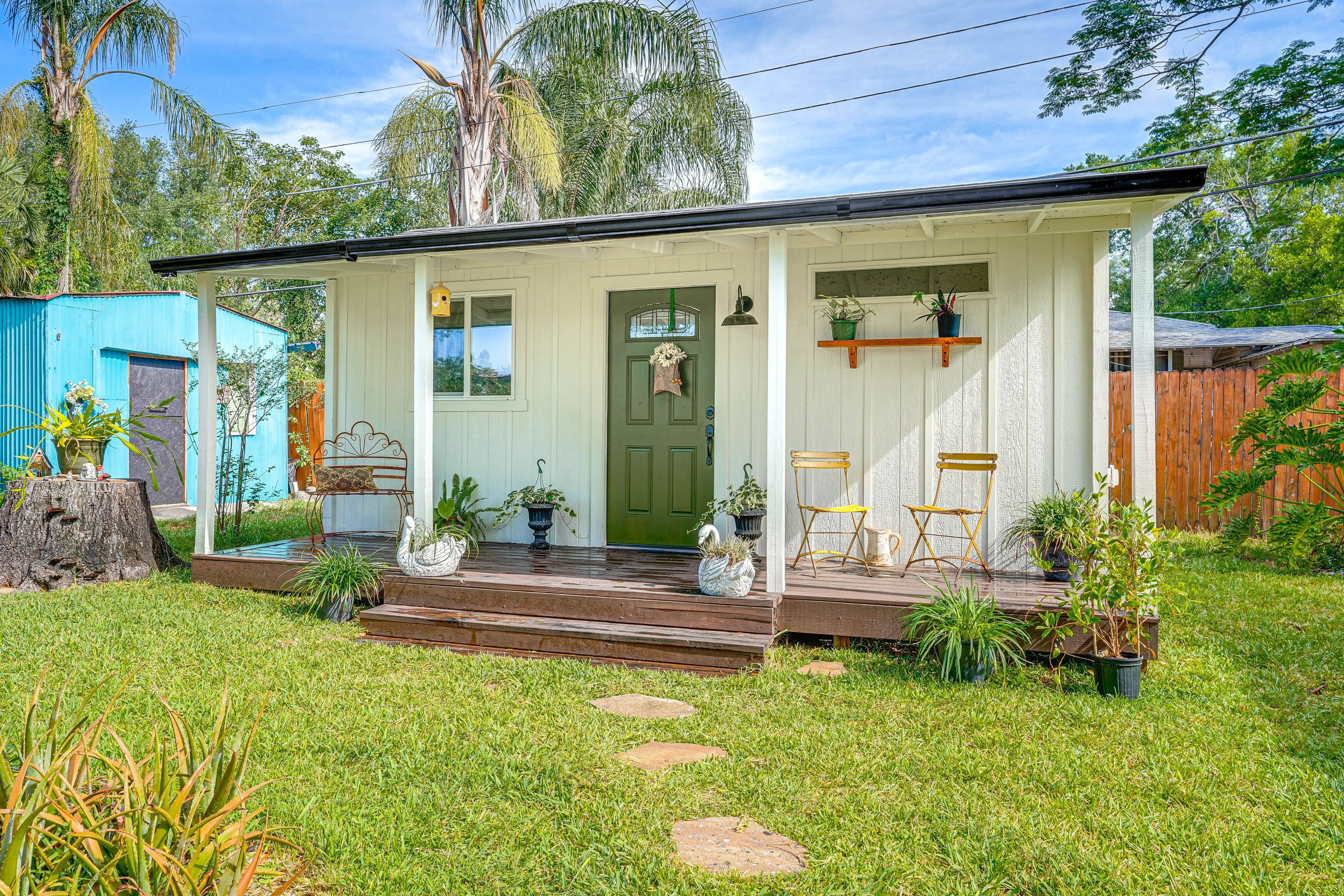 Office Exterior | 2 Steps to Enter