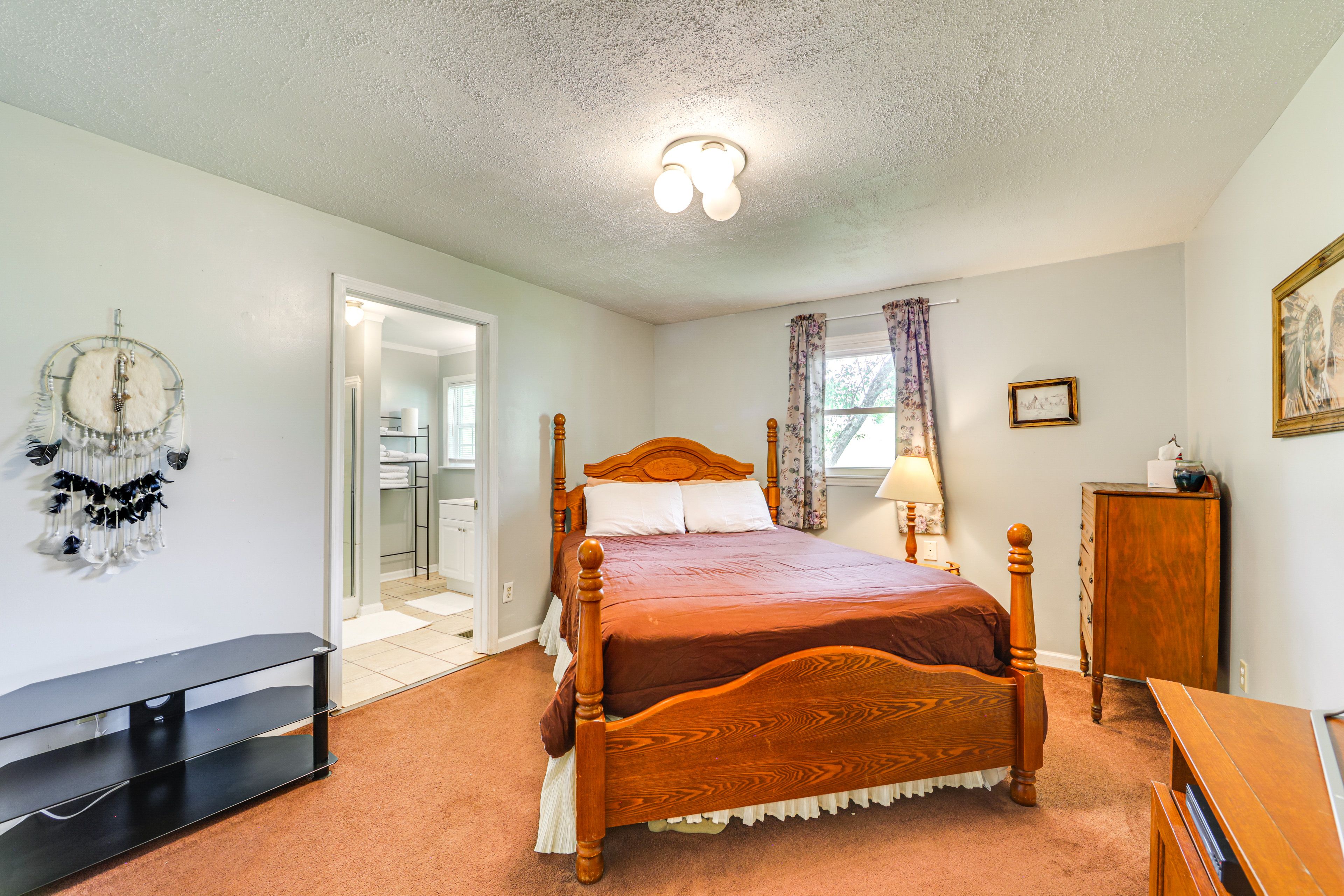 Bedroom 1 | Queen Bed | En-Suite Bathroom
