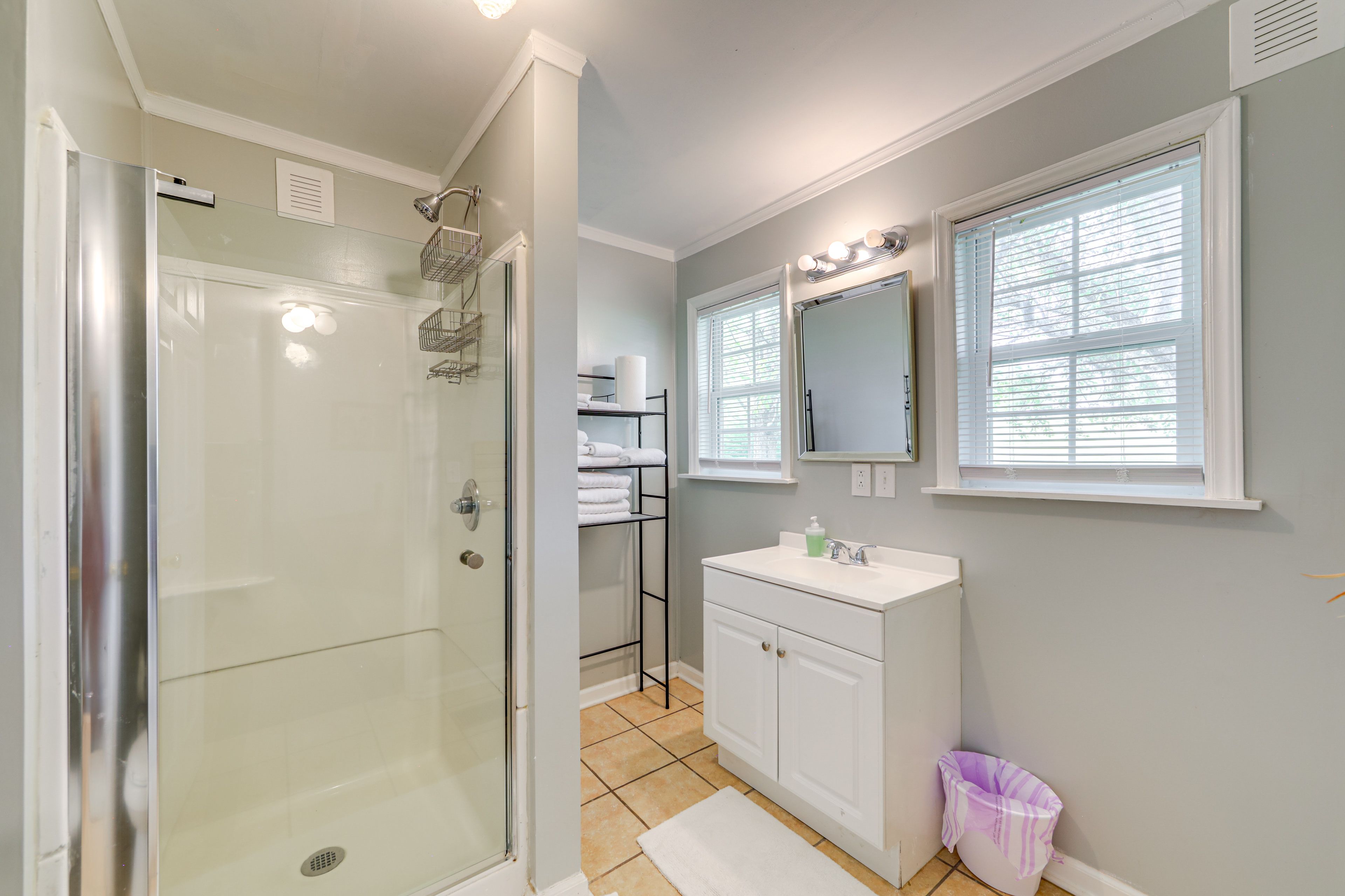 Full Bathroom | Towels Provided