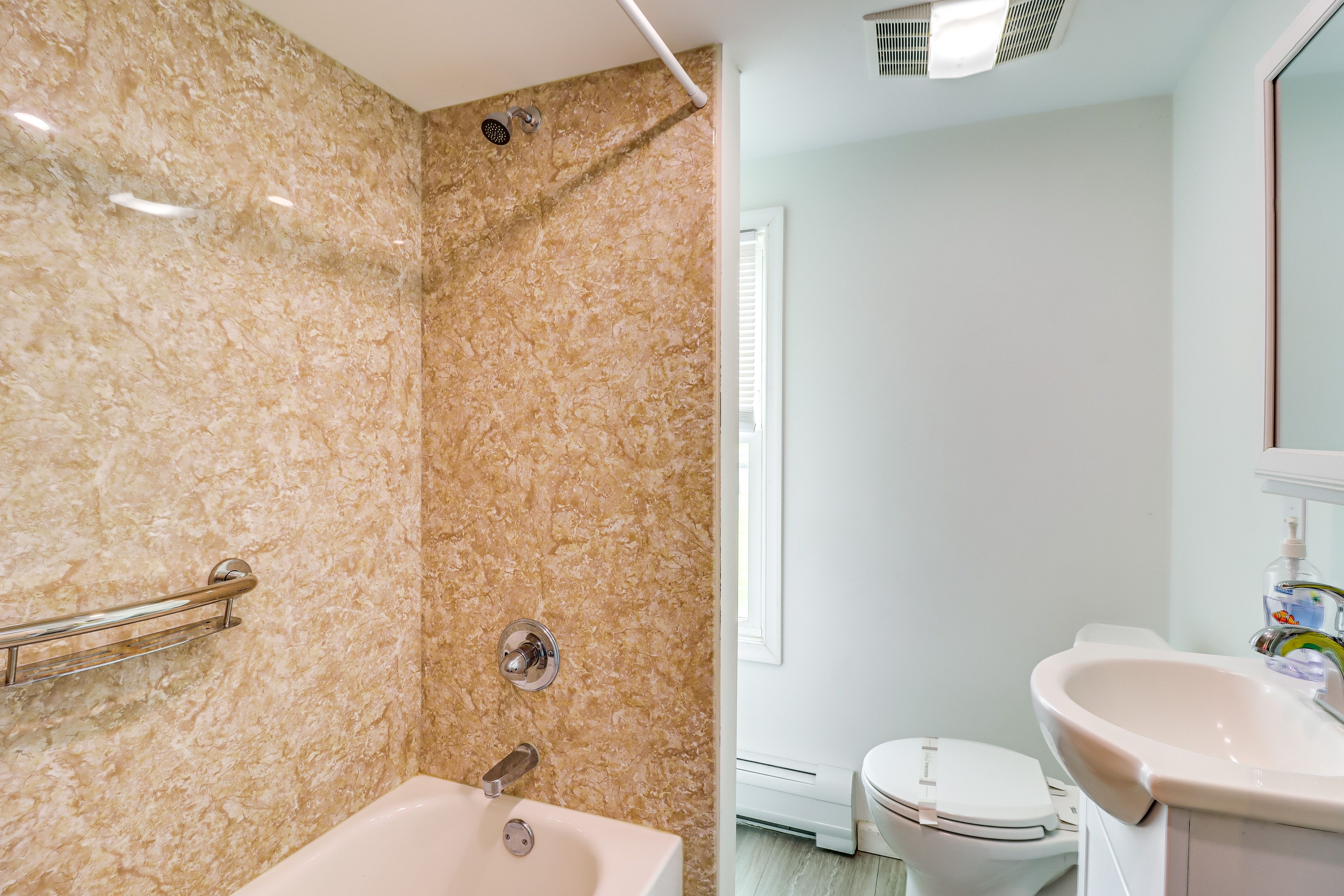 Full Bathroom | 2nd Floor