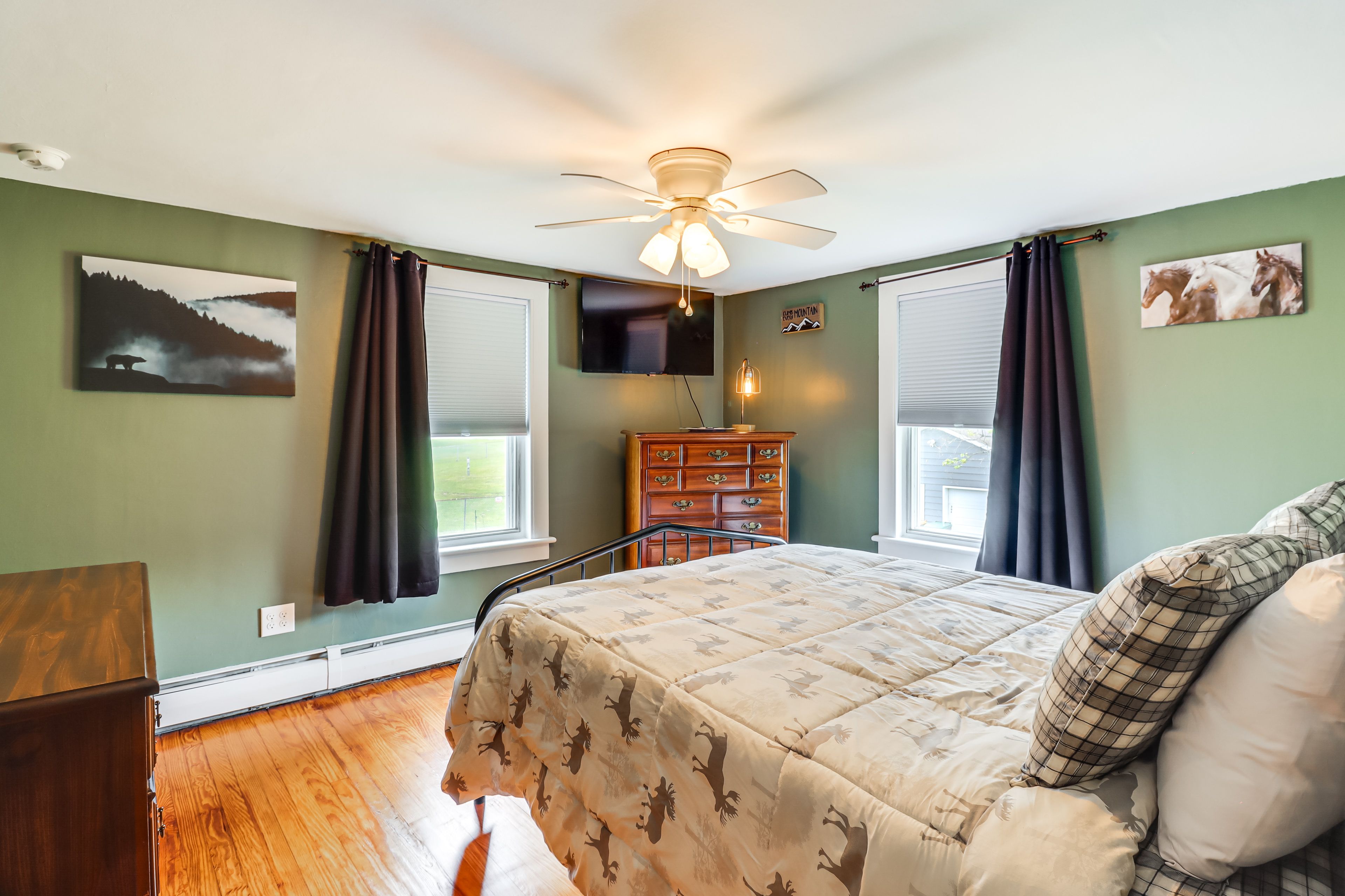 Bedroom 2 | 2nd Floor | Queen Bed | Smart TV