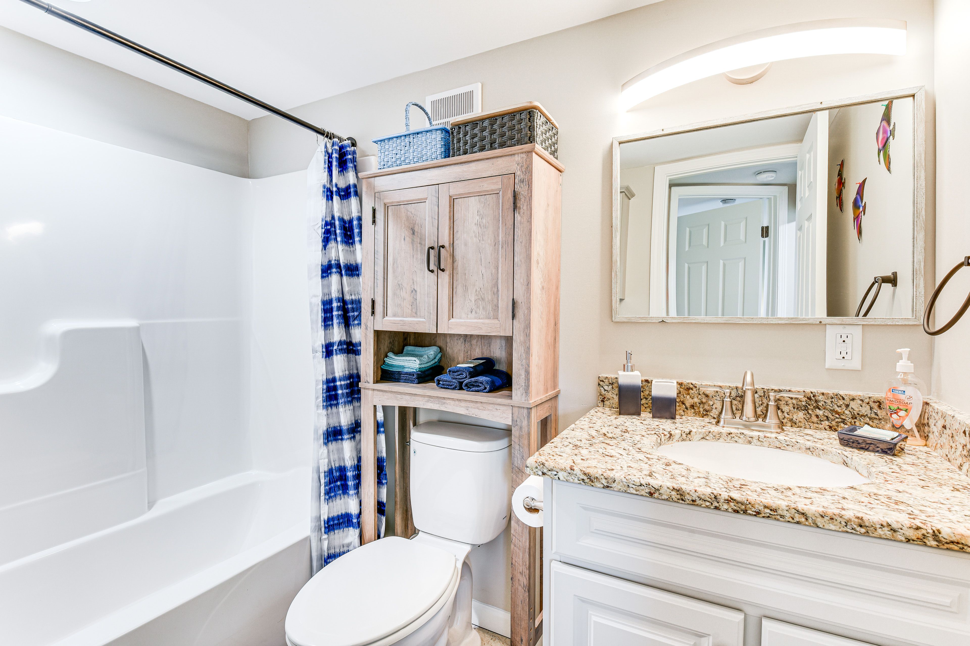 Full Bathroom | 1st Floor | Towels Provided