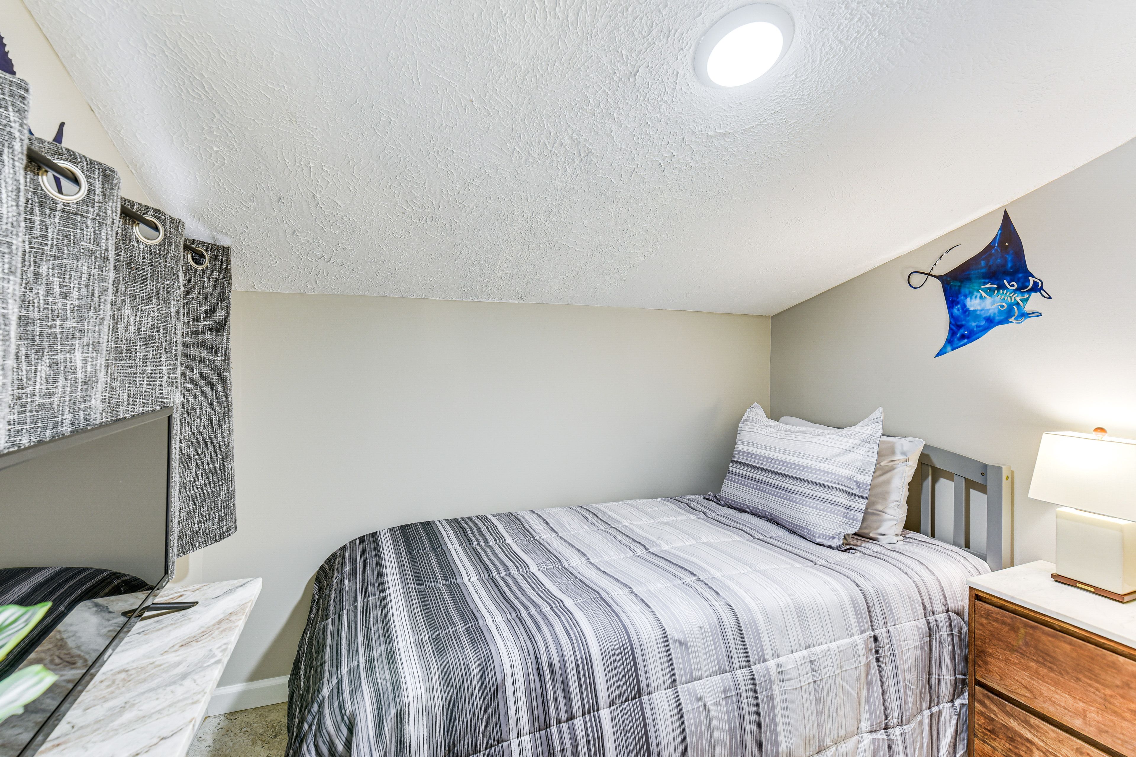 Bedroom 2 | Twin Bed | 2nd Floor