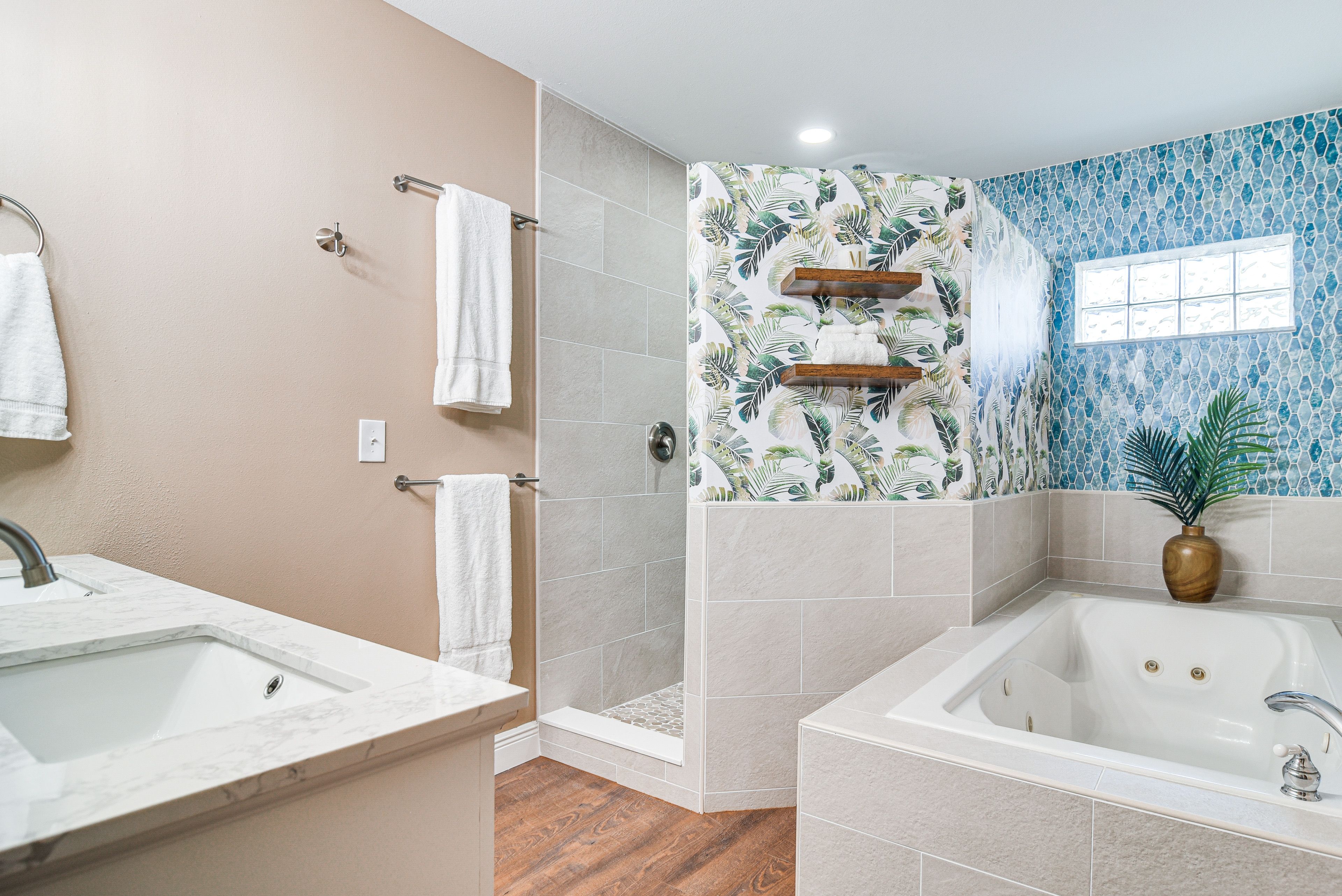 Full Bathroom | Separate Tub & Shower