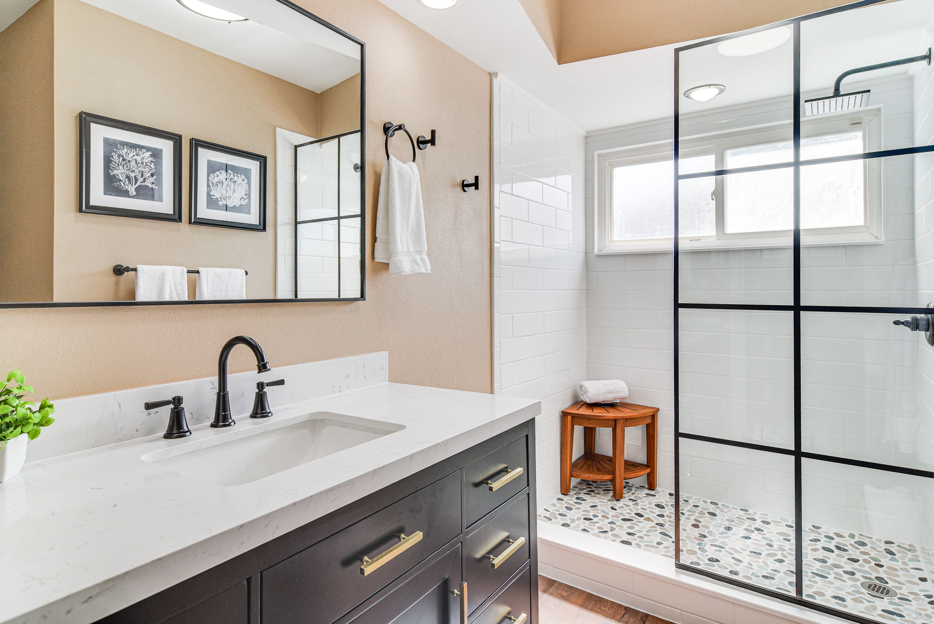 Full Bathroom | Towels Provided