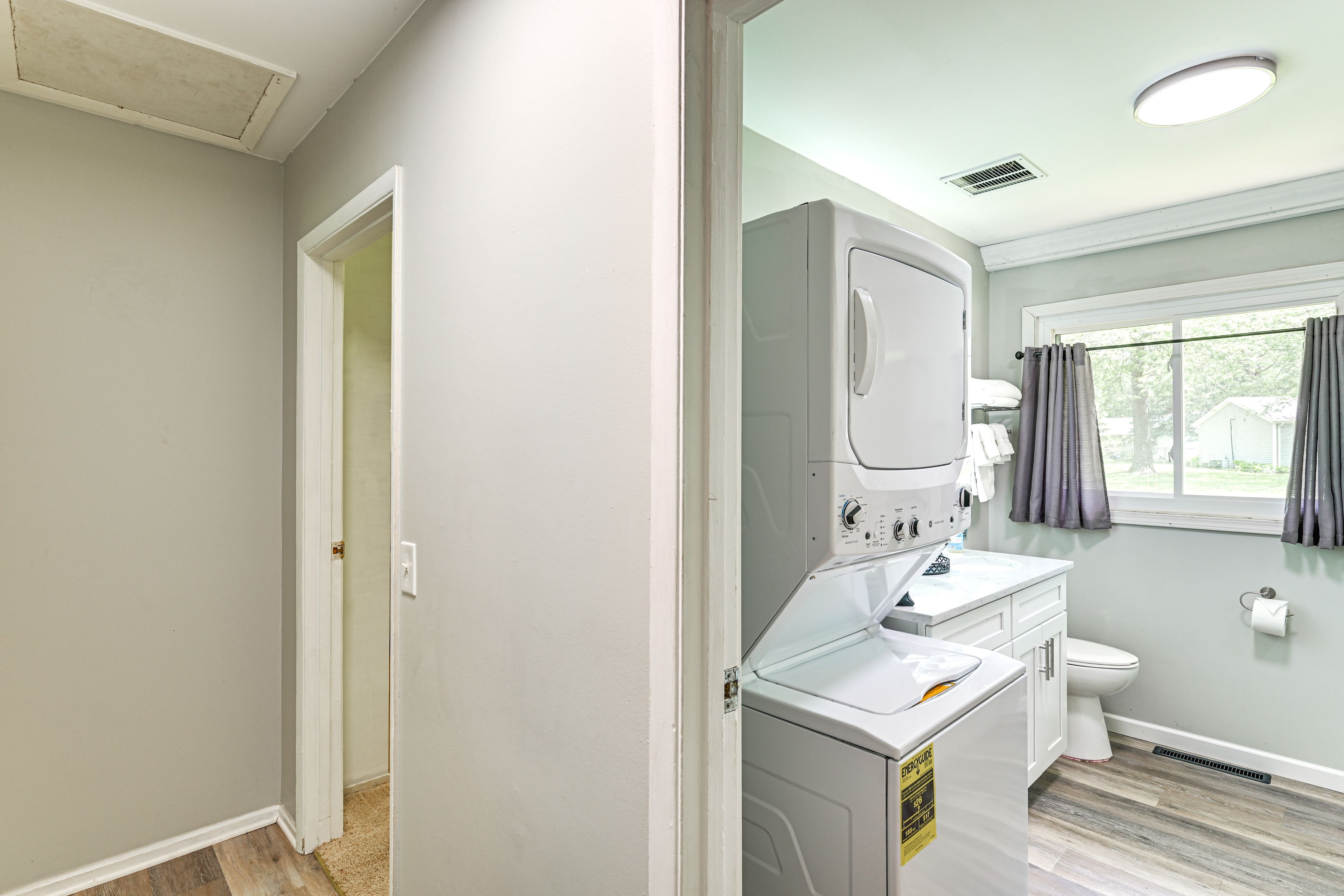 Full Bathroom | Towels Provided | Washer & Dryer