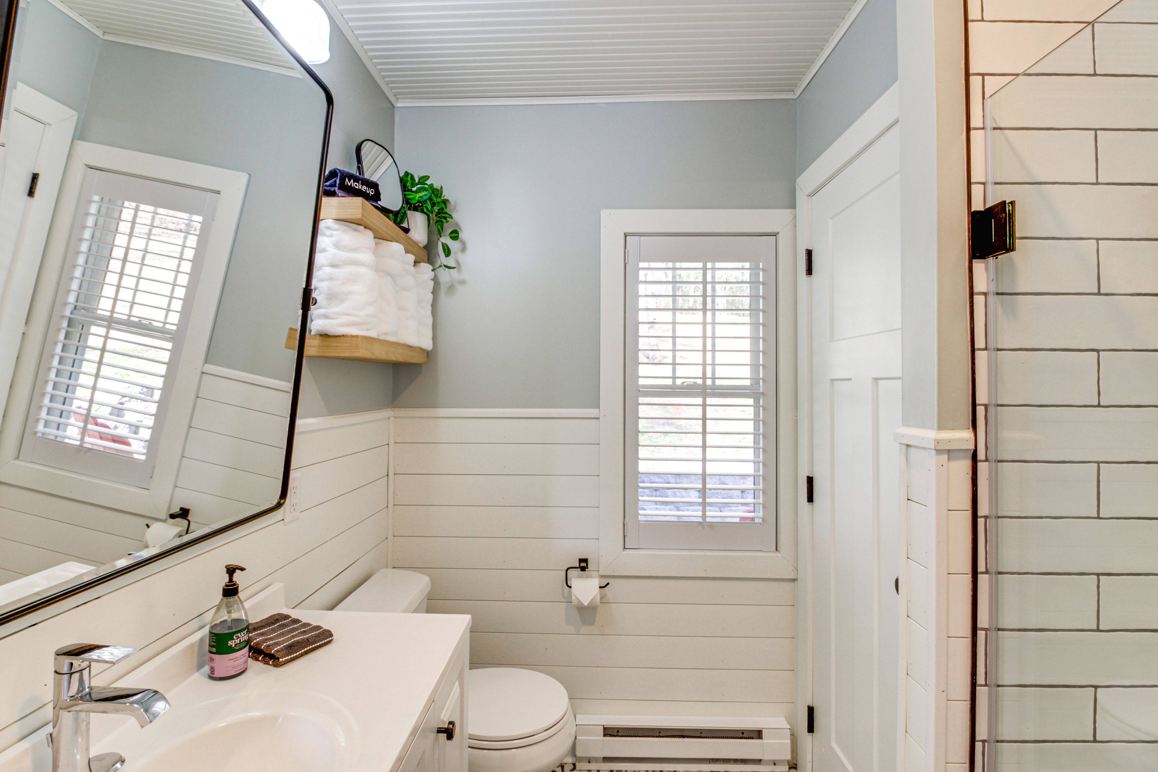 Full Bathroom | Towels Provided | Washer/Dryer