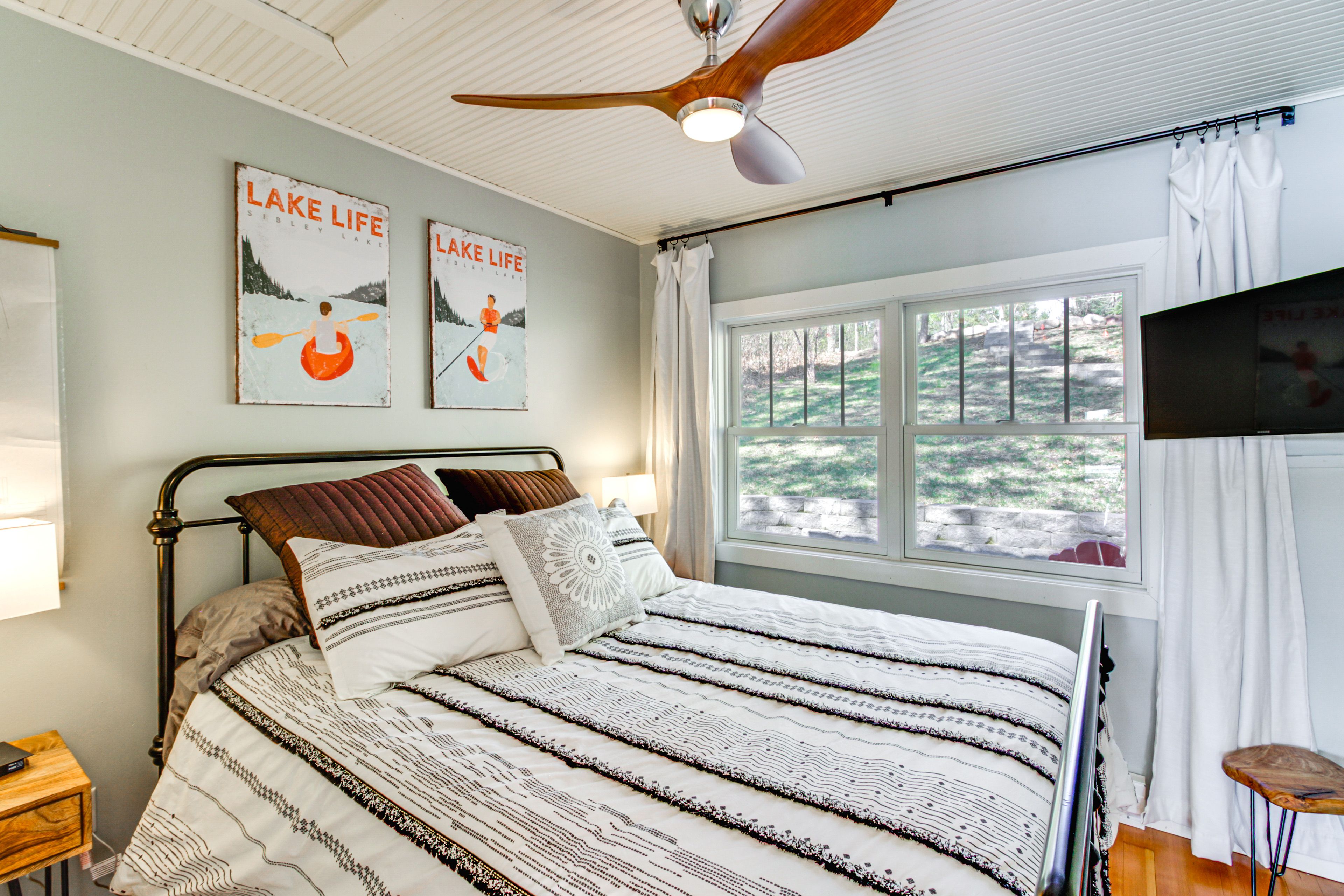 Bedroom | Queen Bed