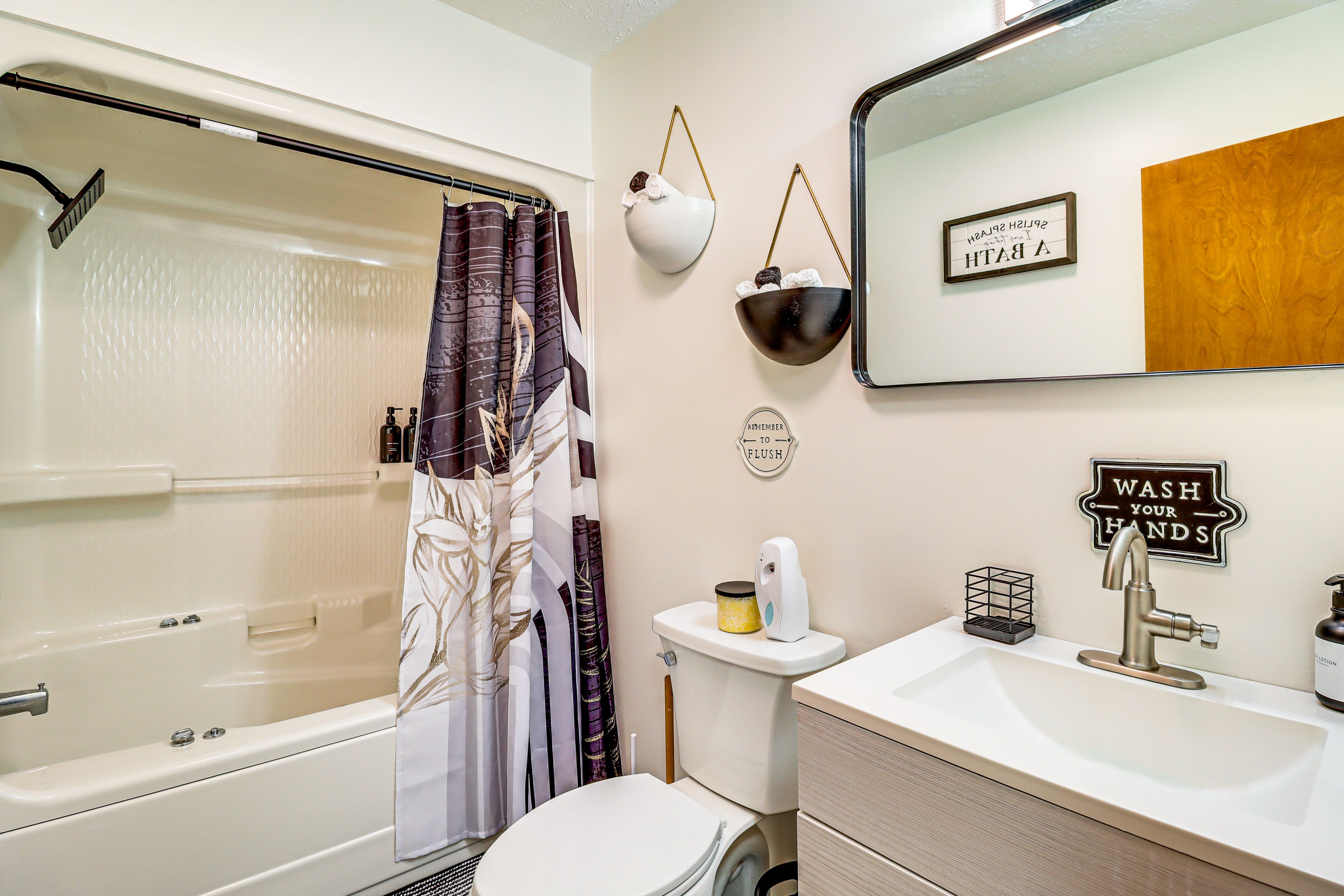 Full Bathroom | 2nd Floor | Complimentary Toiletries