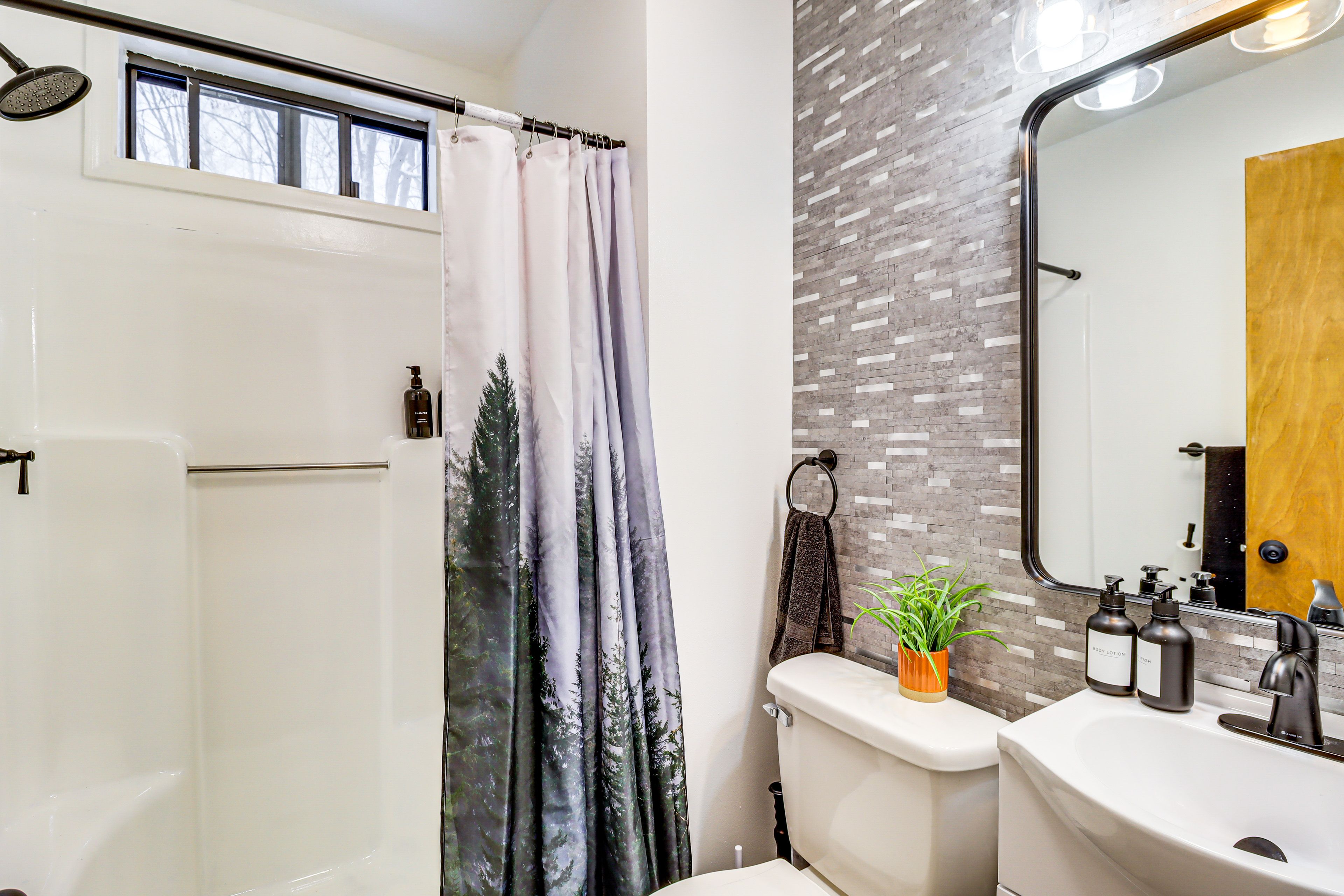 Full Bathroom | 1st Floor | Towels Provided