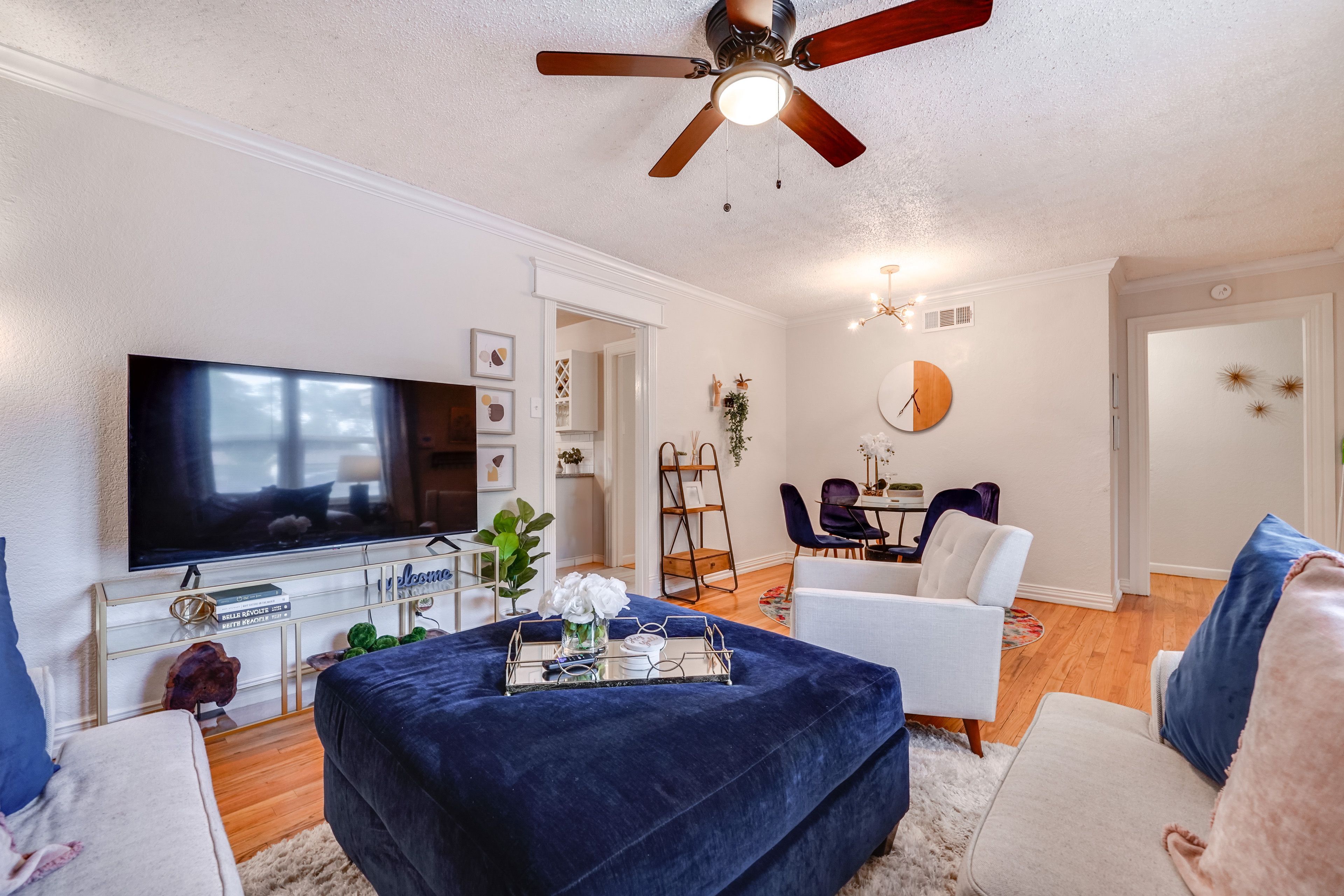 Living Room | Flat-Screen TV w/ Cable | Central Heating & A/C | Free WiFi