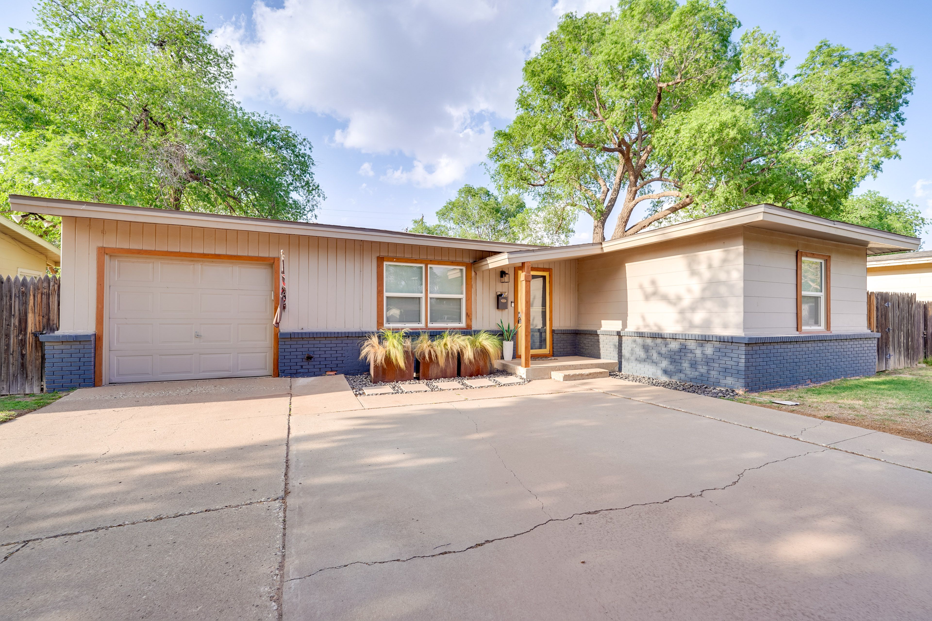 Exterior | Parking | Driveway (3 Vehicles)