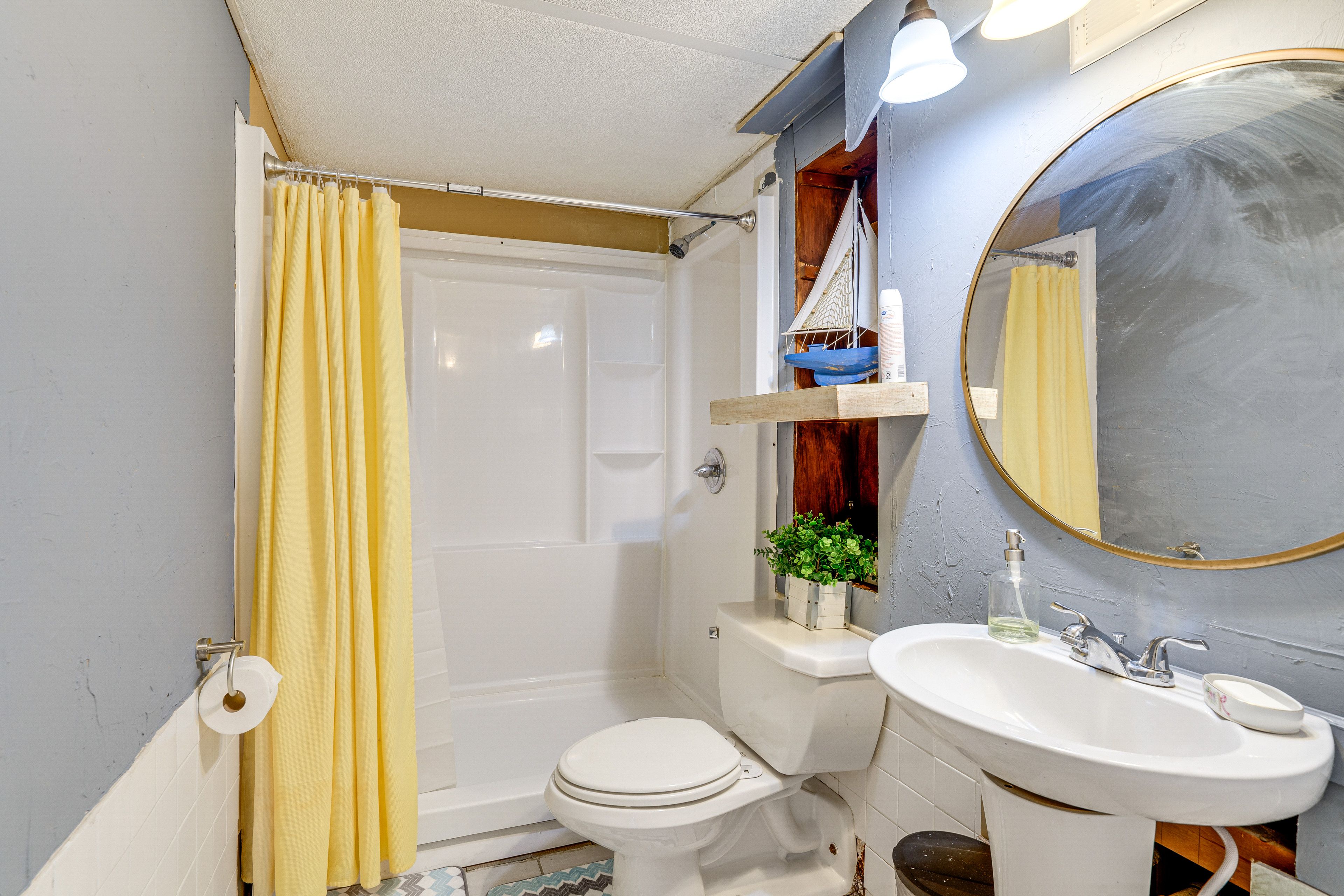 Full Bathroom | Towels Provided
