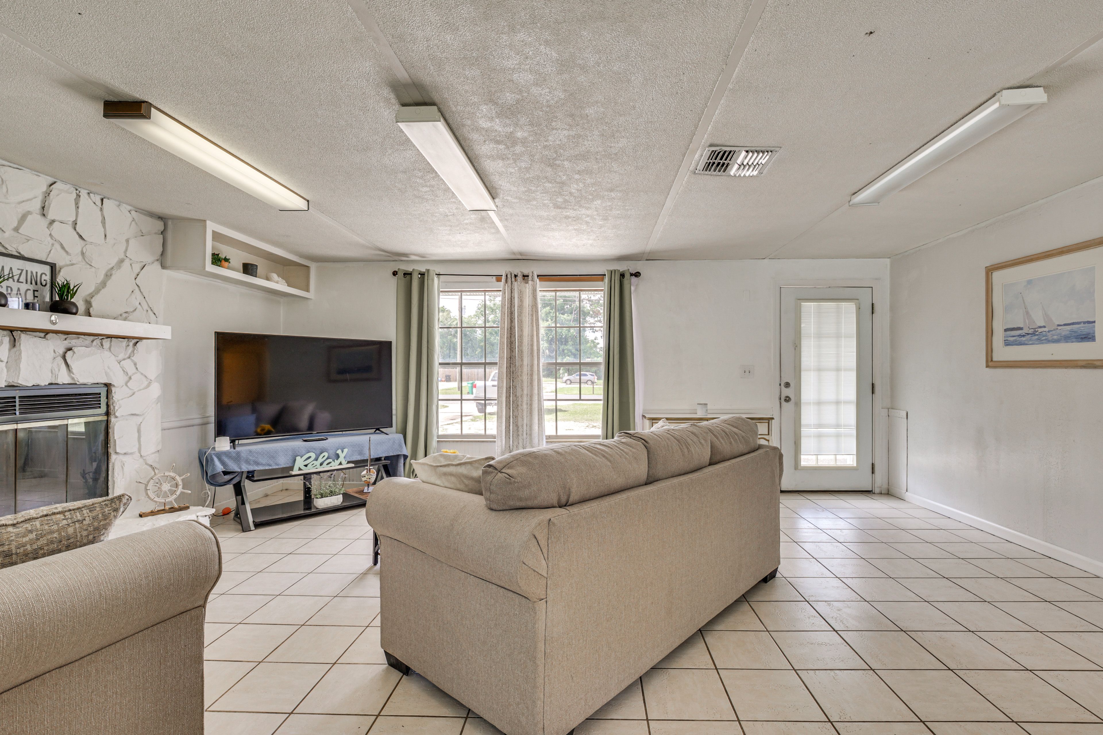 Living Room | Free WiFi | Smart TV