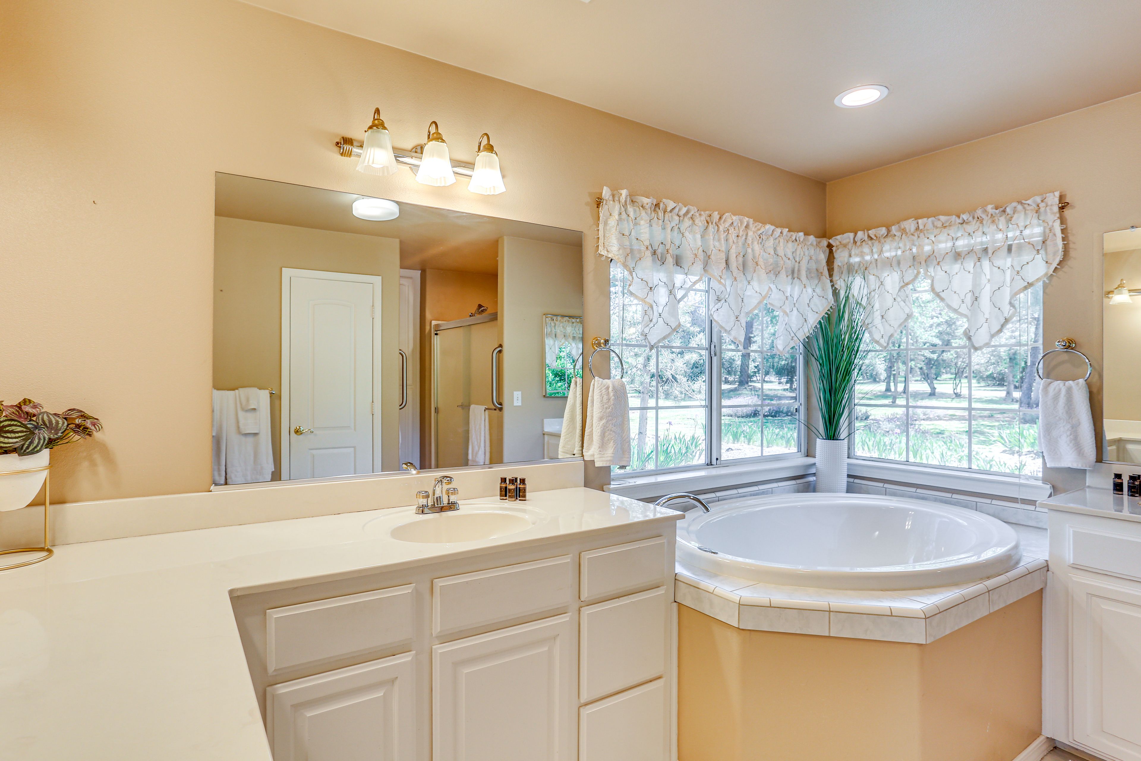 En-Suite Bathroom | Towels Provided | Soaking Tub | Shower w/ Grab Rails
