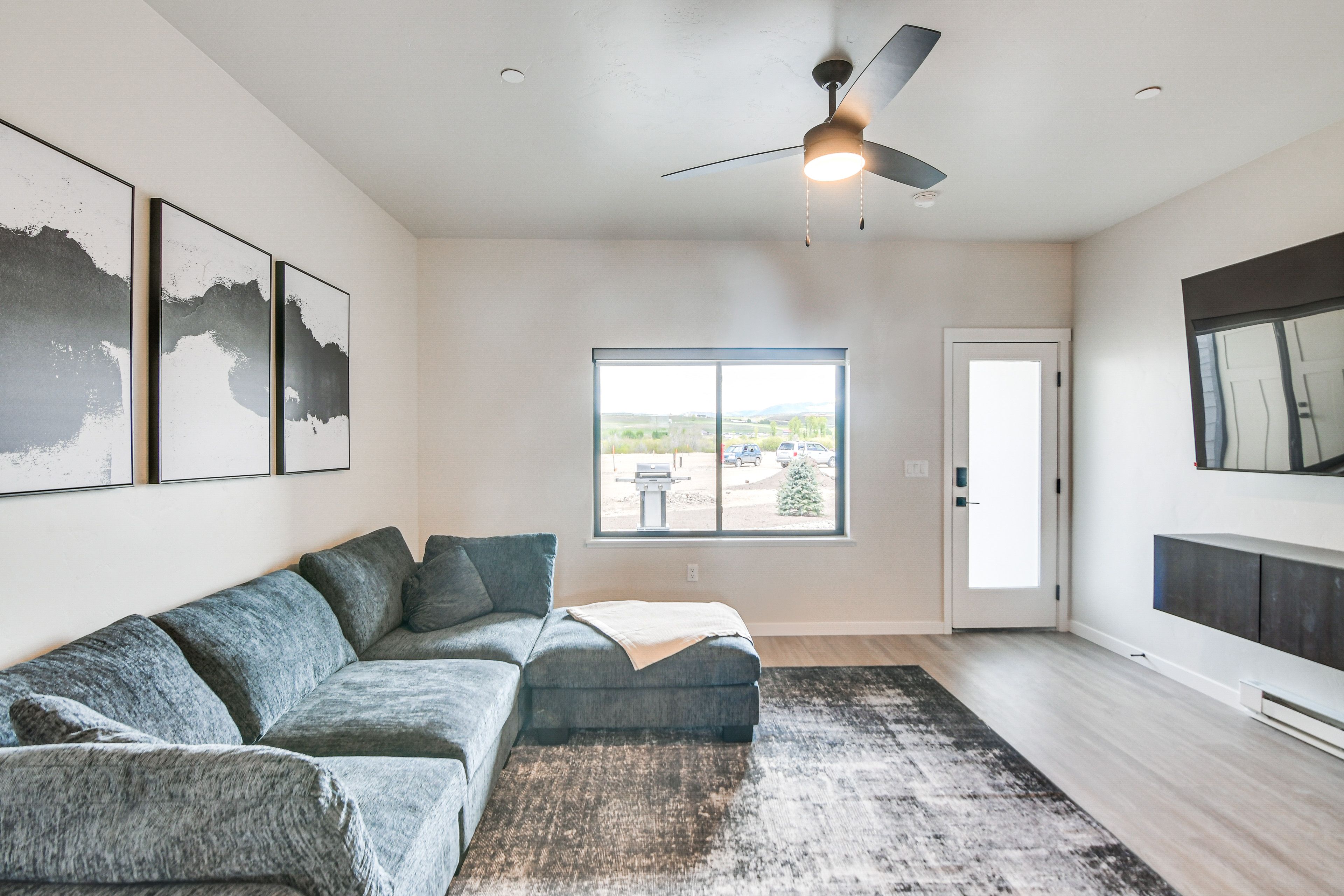 Living Room | Free WiFi | Smart TV | Main Level