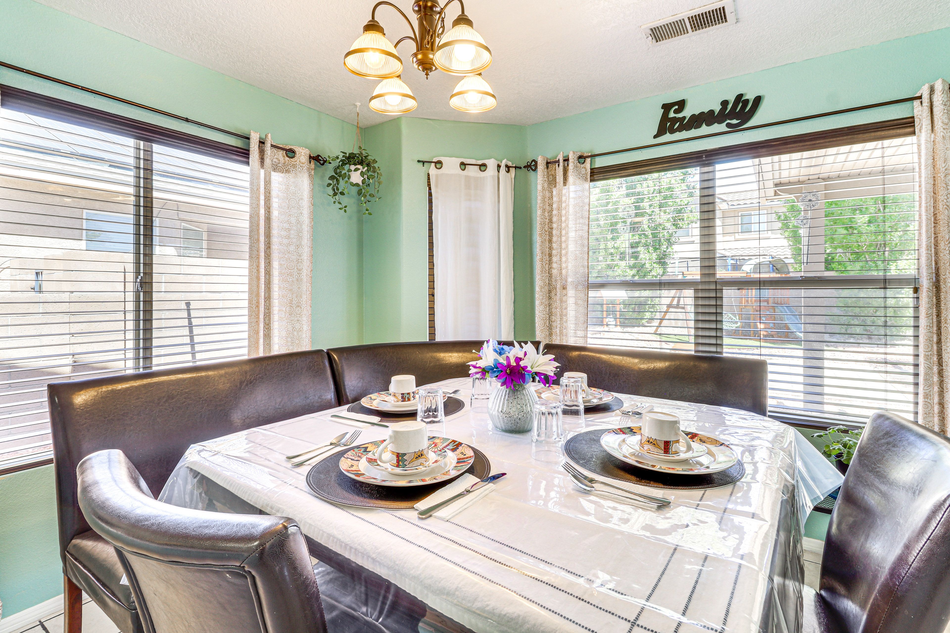 Dining Nook | 1st Floor