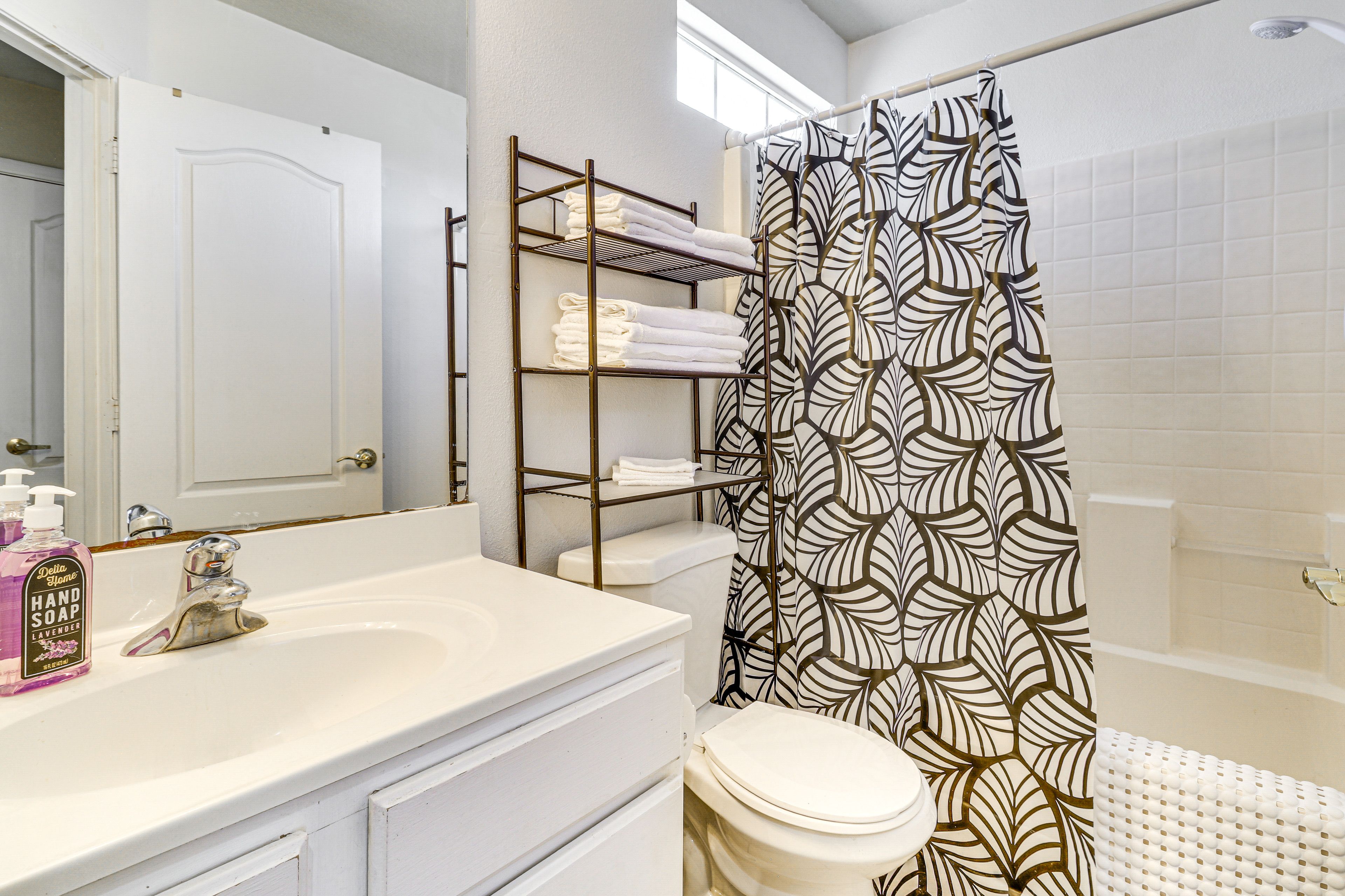 Full Bathroom | 2nd Floor
