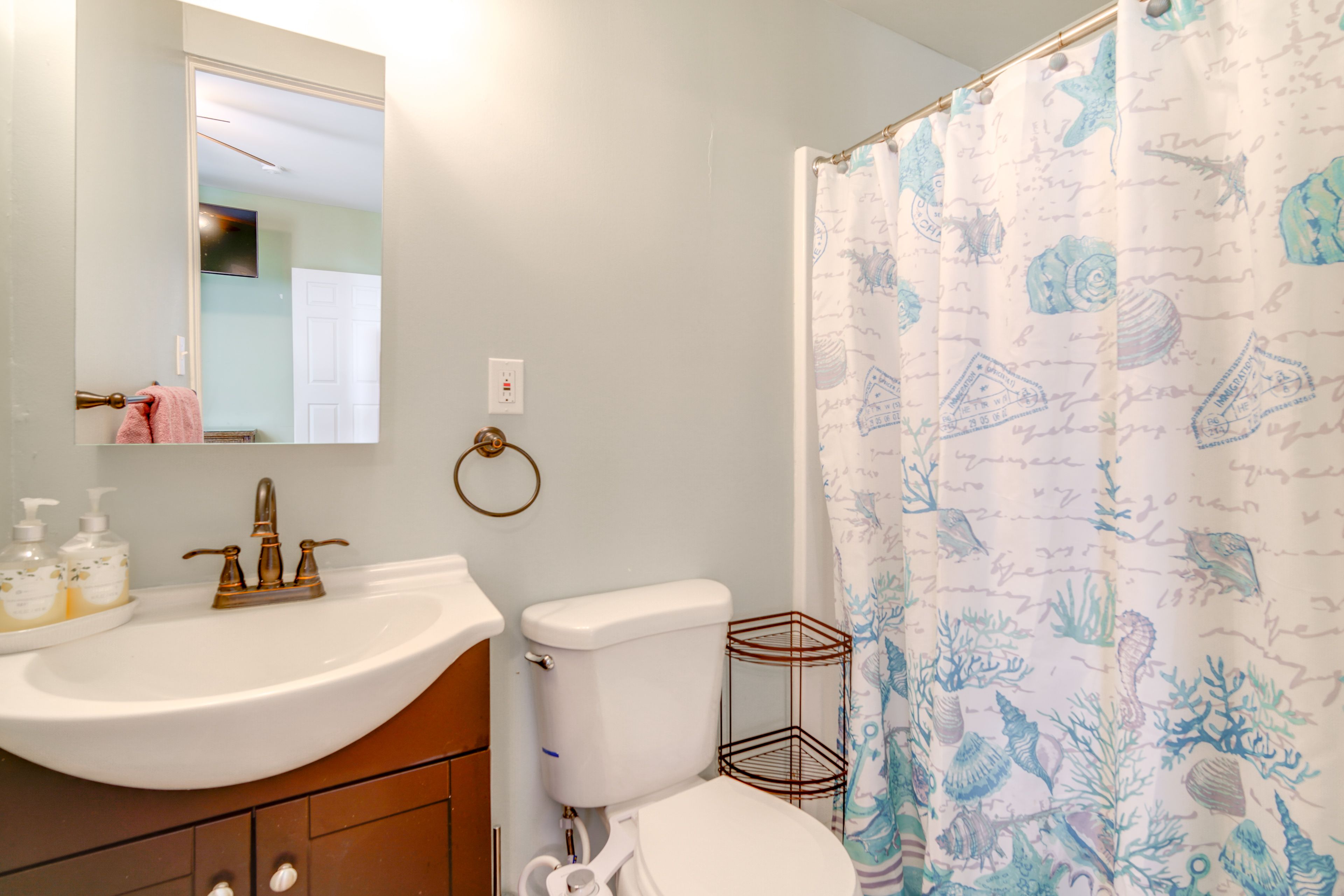 Full Bathroom | 2nd Floor | Towels Provided
