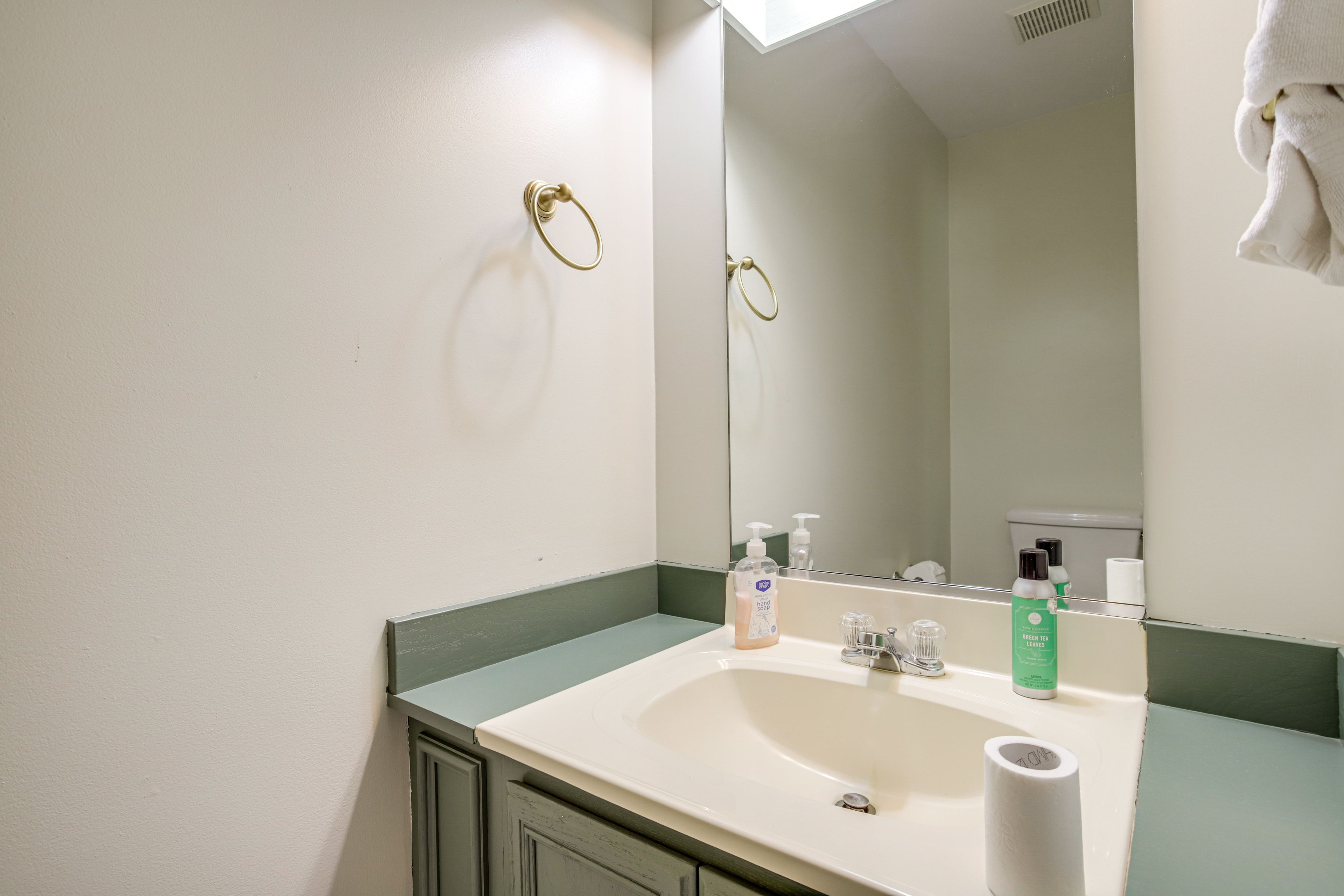 Half Bathroom | 1st Floor
