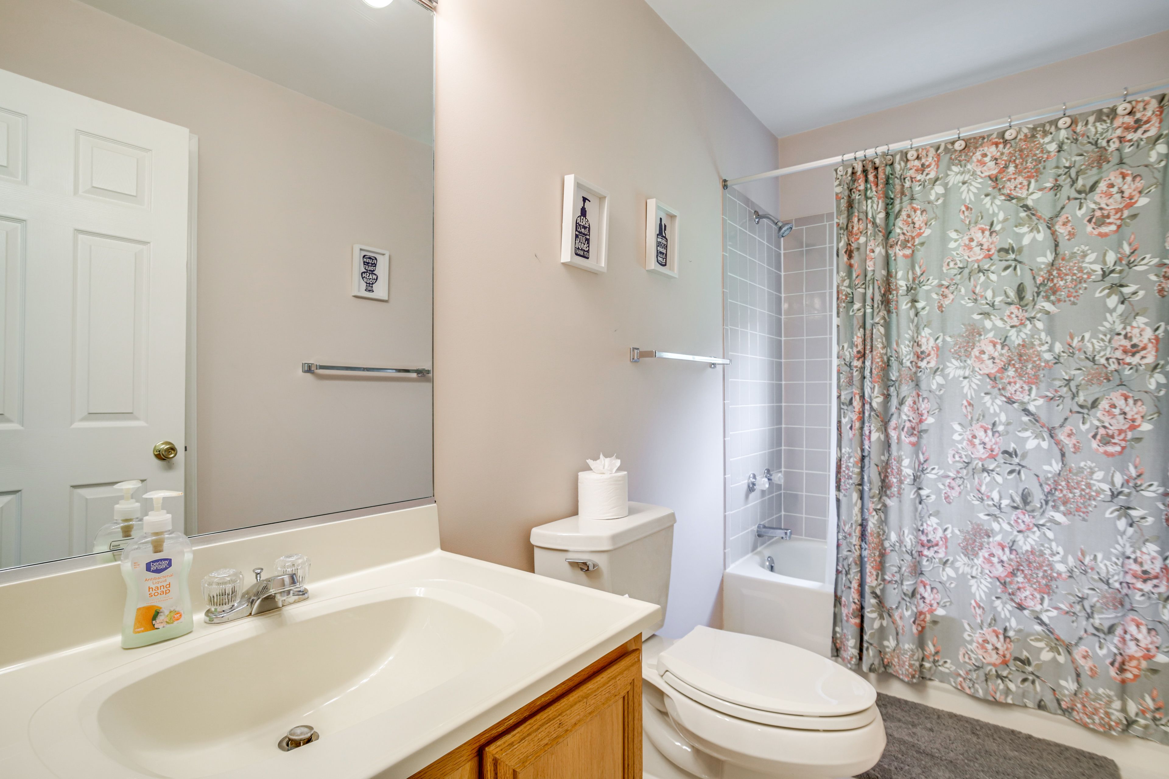 Full Bathroom | 2nd Floor | Complimentary Toiletries